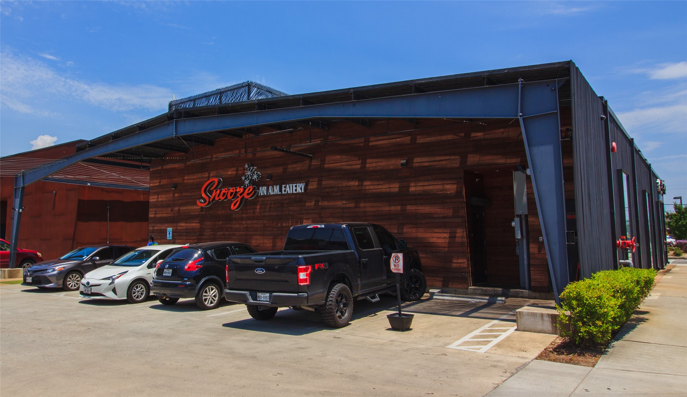 Close proximities to The Heights' restaurants and bars!