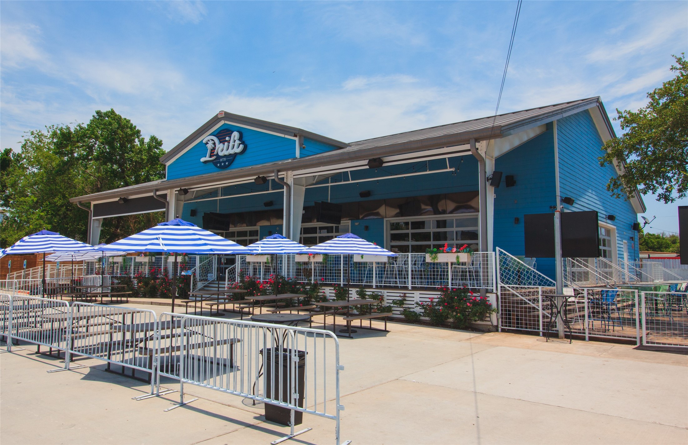 Close proximities to The Heights' restaurants and bars!