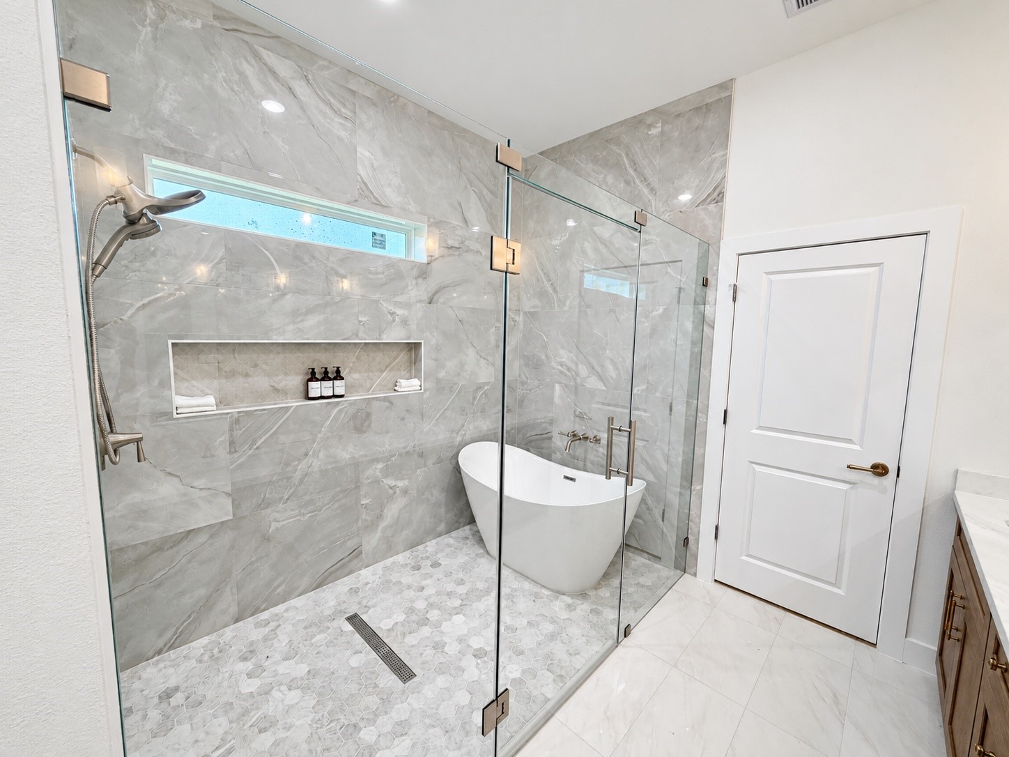 Luxury shower with tub
