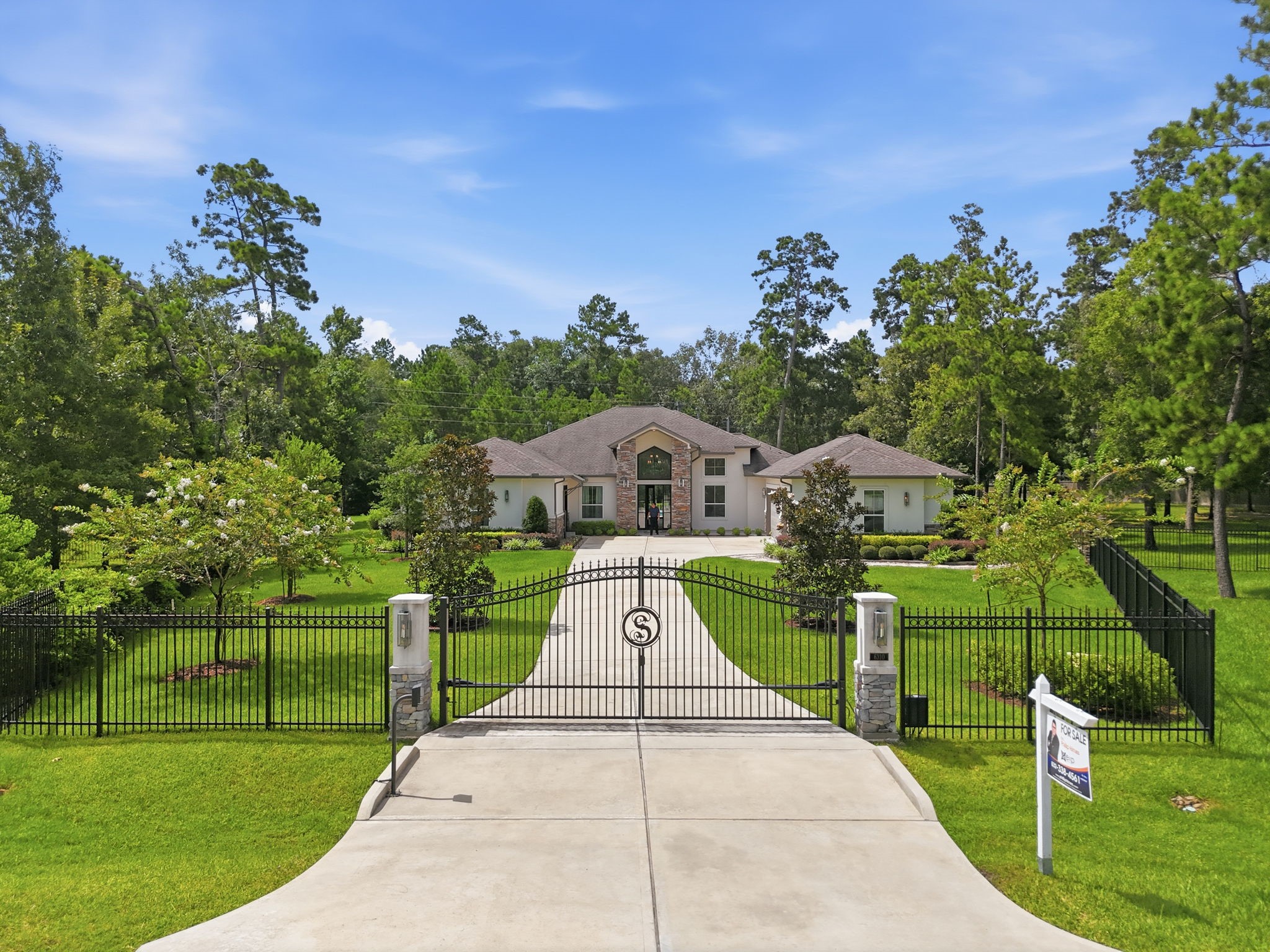 Luxurious estate with a grand gated entrance, surrounded by lush greenery and a beautifully manicured lawn, offering privacy and elegance. Luxurious estate with a grand gated entrance, surrounded by lush greenery and a beautifully manicured lawn, offering privacy and elegance.