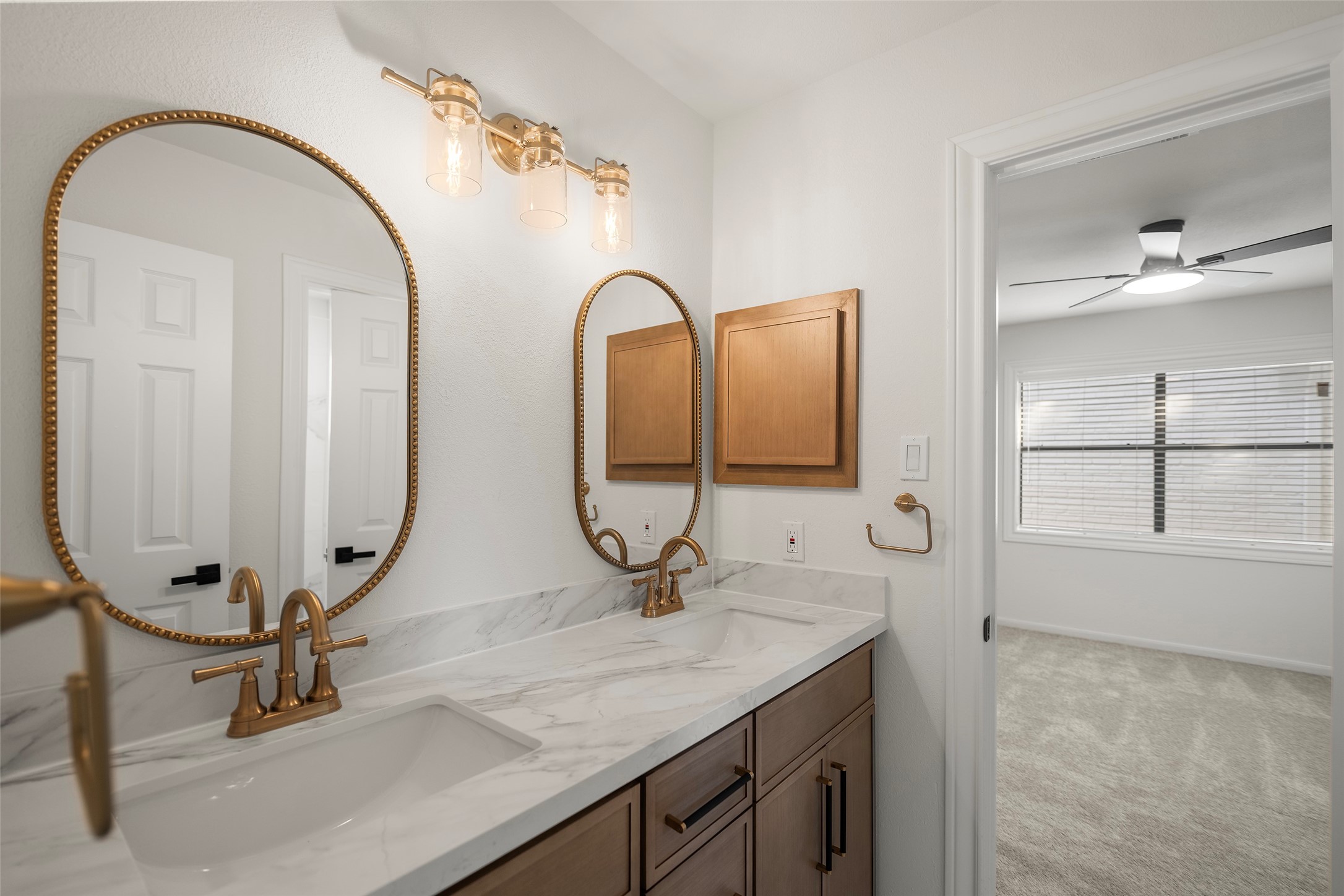 Secondary bathroom on 2nd floor