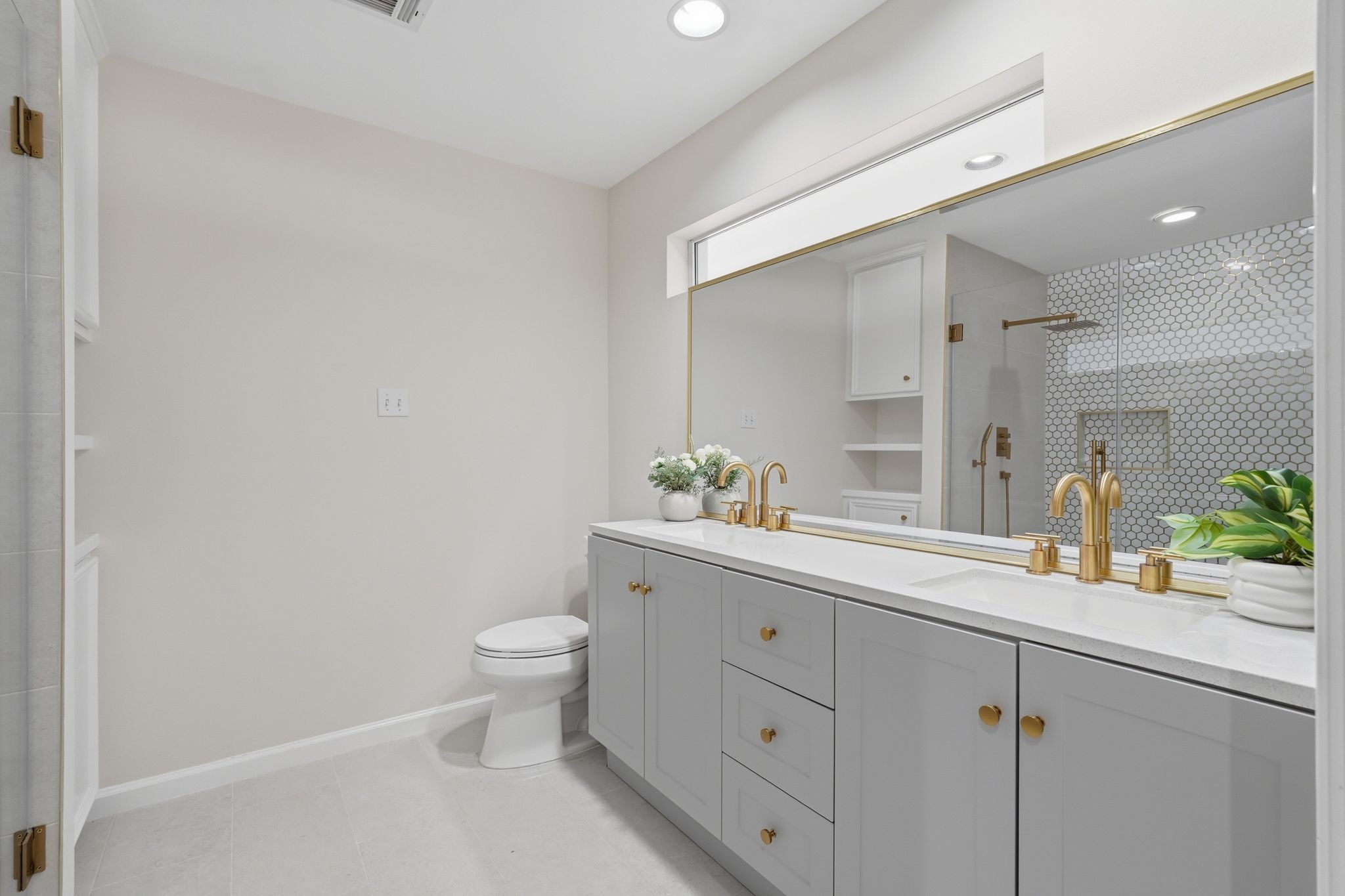 The finishes in this bathroom are *chef's kiss*.