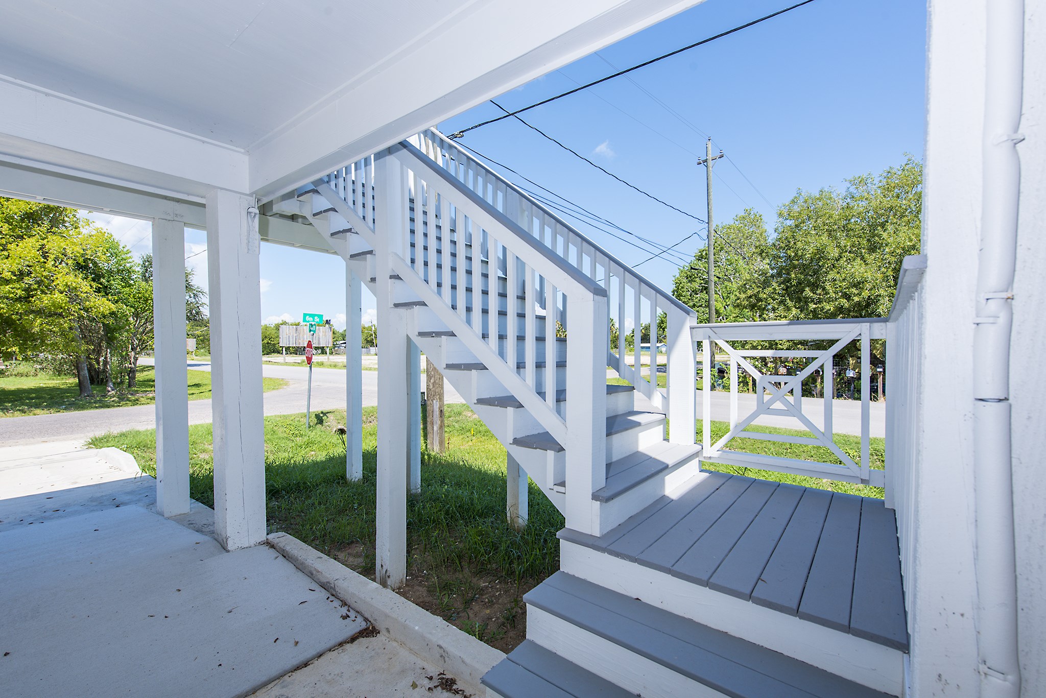 Well maintained, great coastal paint colors!
