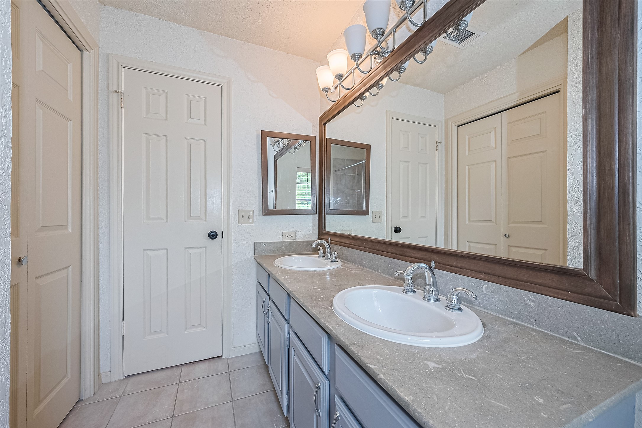 Hallway full bath on 2/F