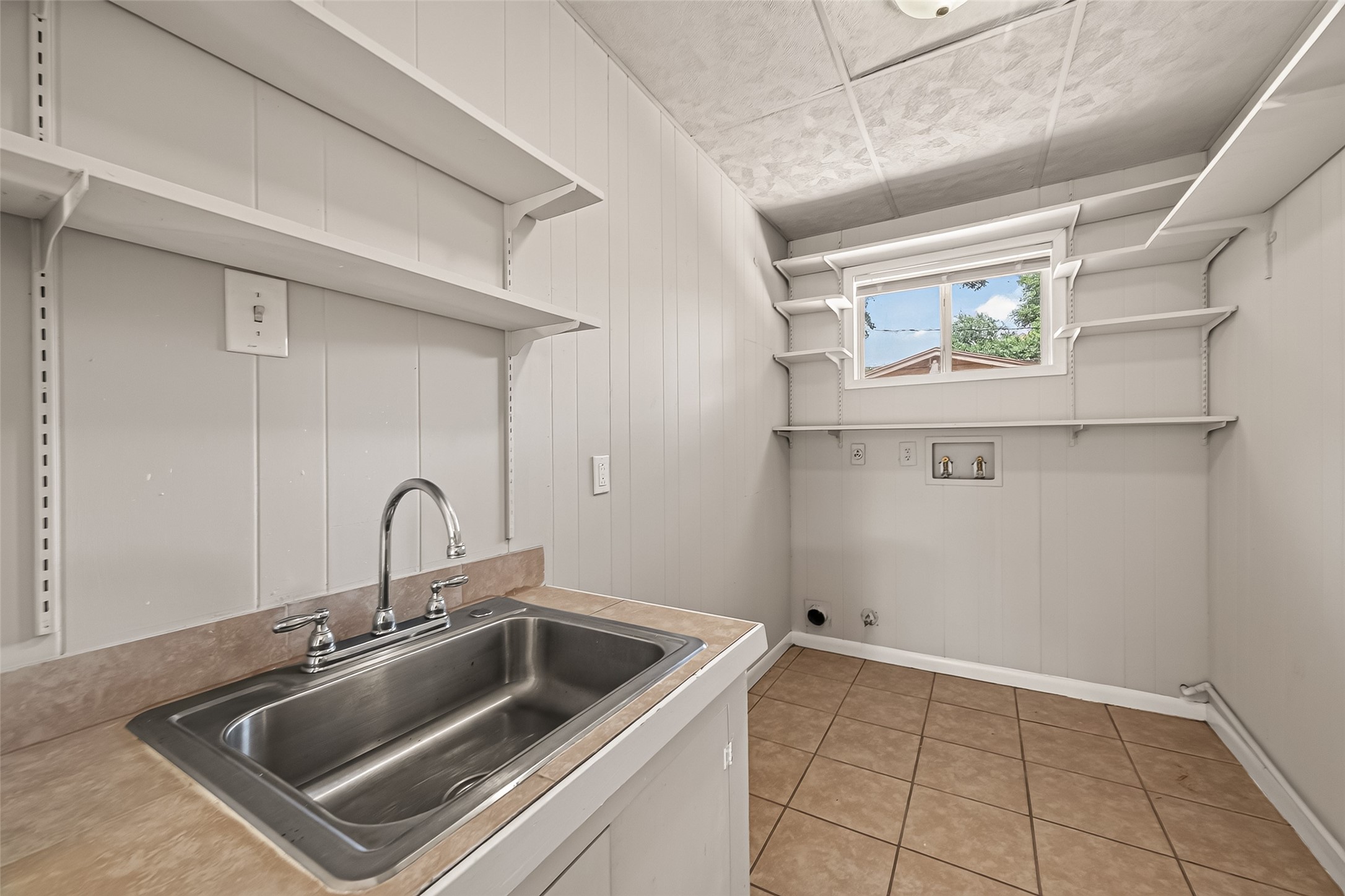 8022 White Avenue, Hitchcock, TX 77563