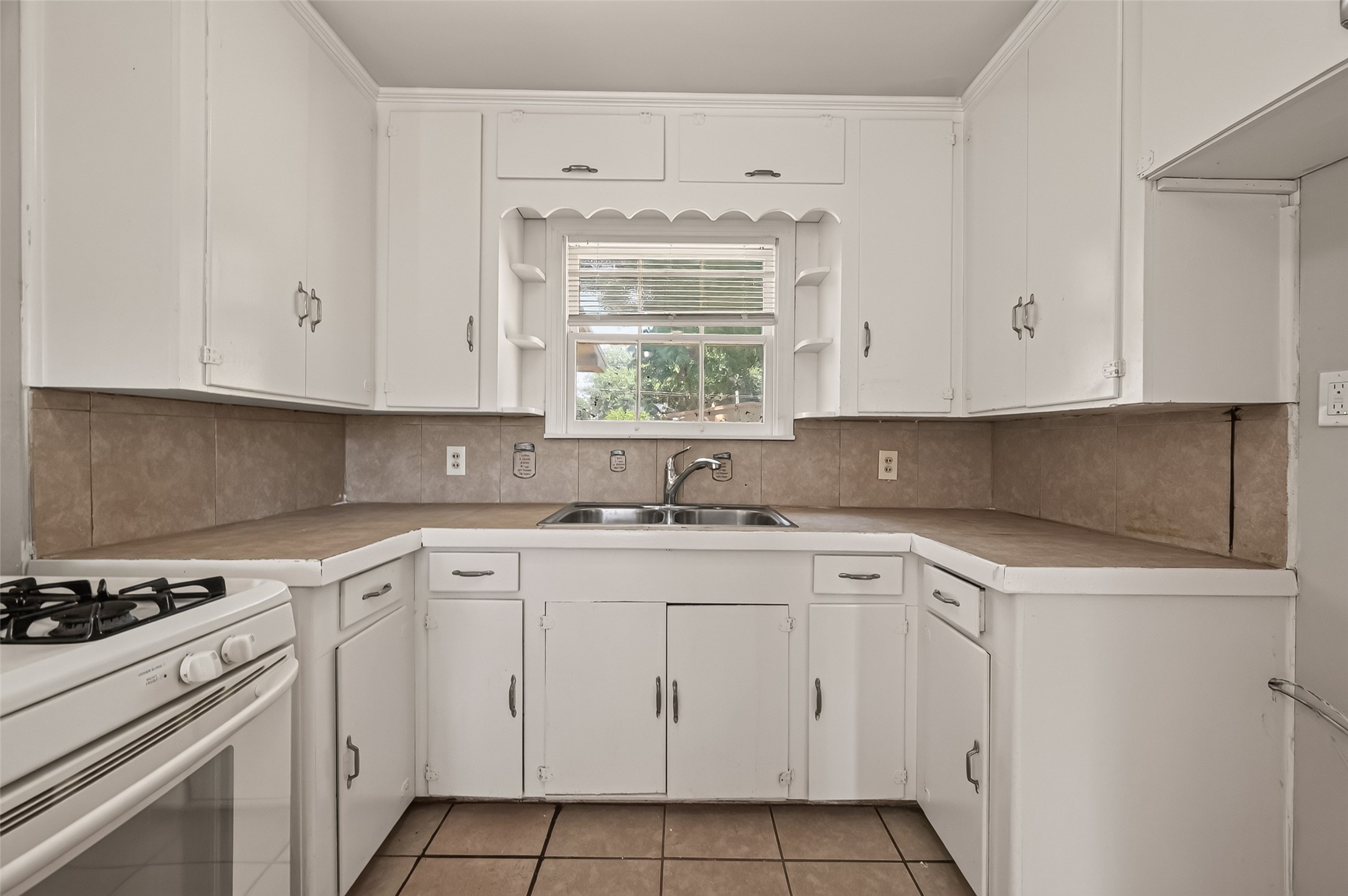 8022 White Avenue, Hitchcock, TX 77563