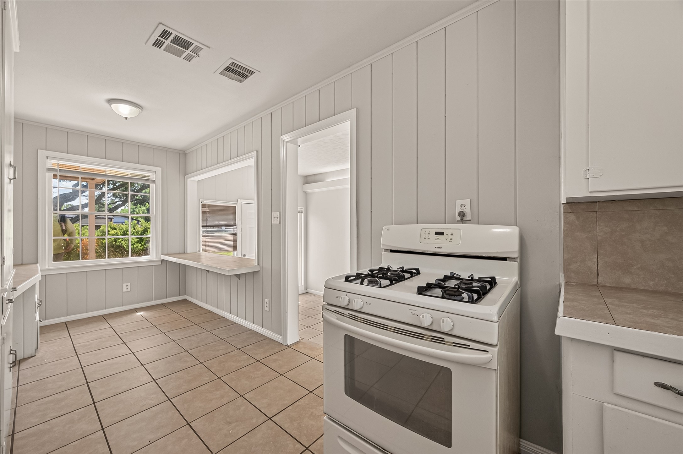 8022 White Avenue, Hitchcock, TX 77563