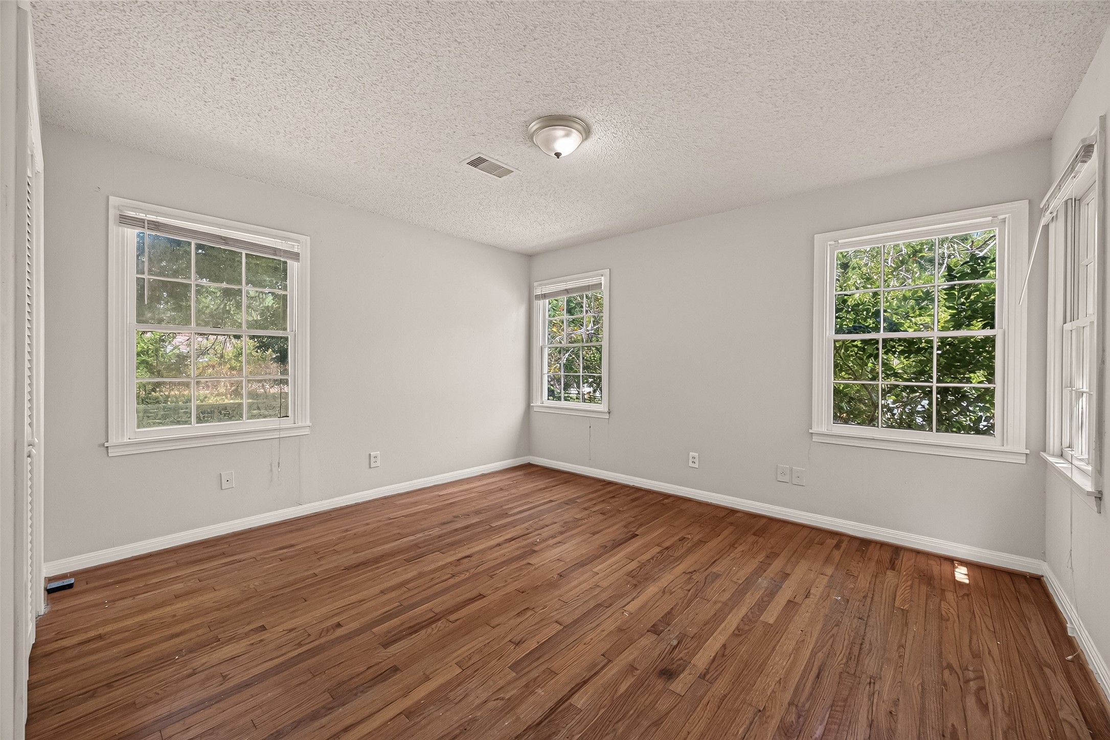 8022 White Avenue, Hitchcock, TX 77563