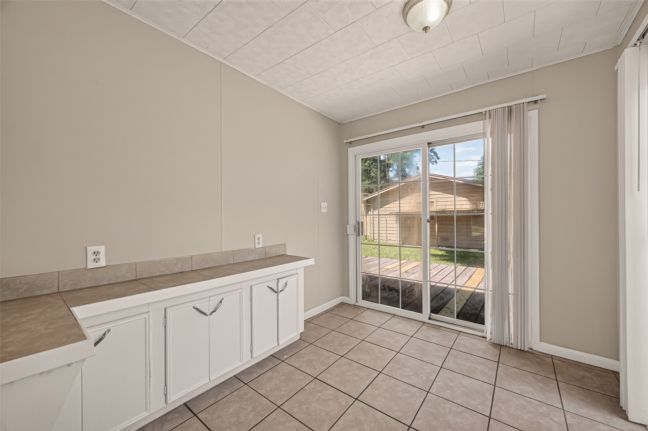 8022 White Avenue, Hitchcock, TX 77563