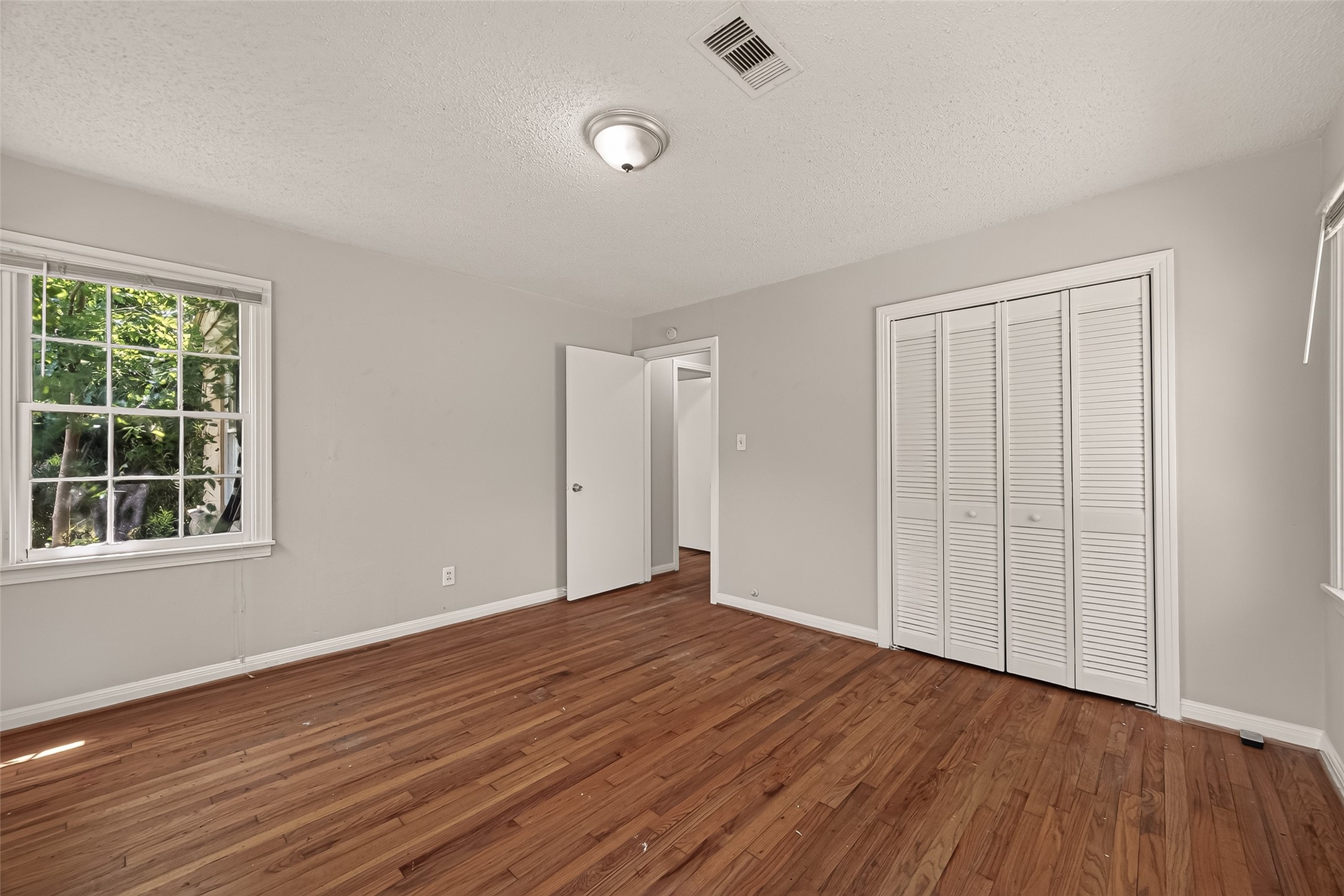 8022 White Avenue, Hitchcock, TX 77563