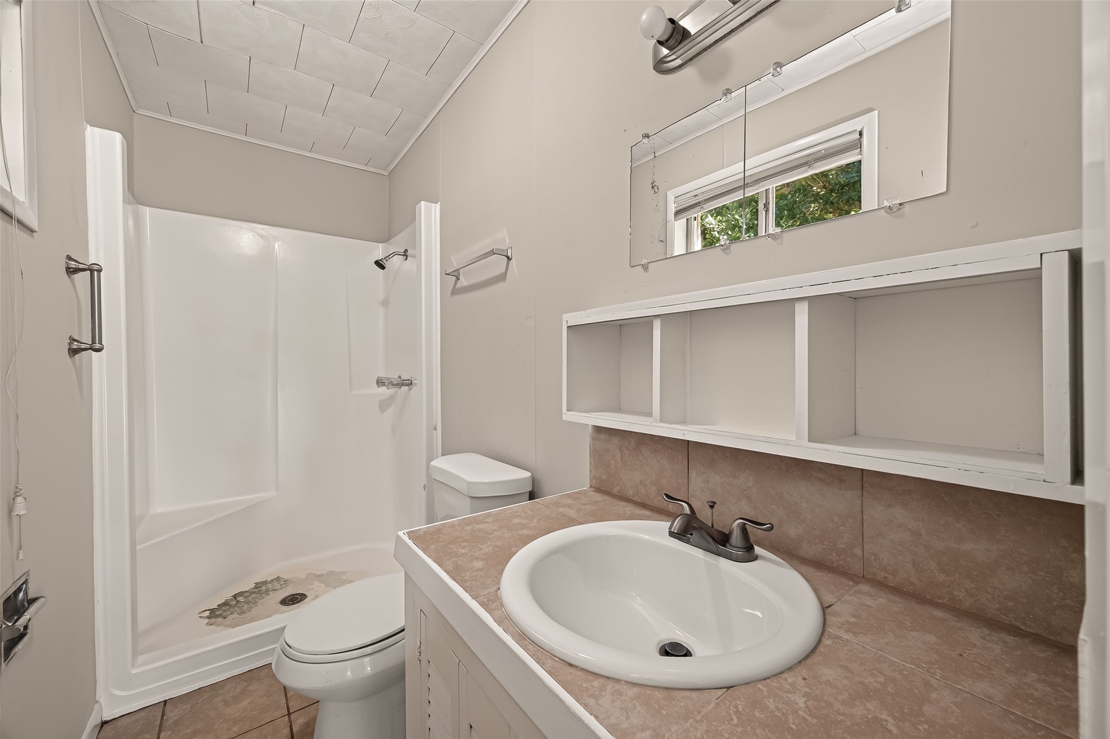 8022 White Avenue, Hitchcock, TX 77563