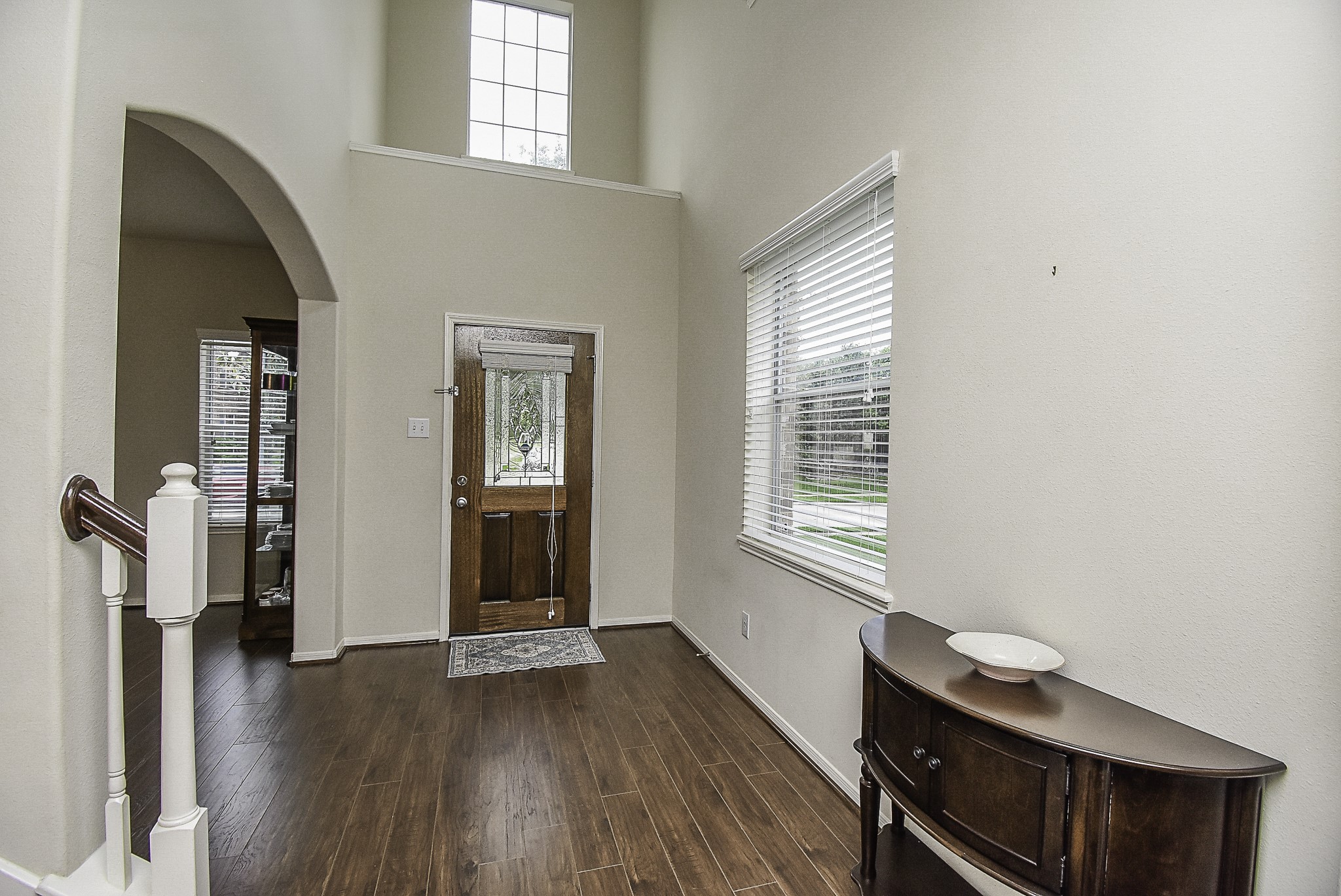 Soaring ceilings and an elegant foyer ledge.