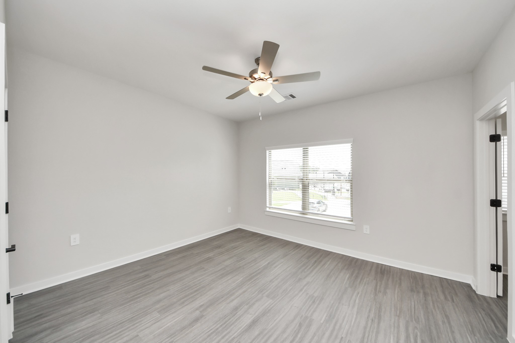 Primary Suite offers walk-closet,bath w/granite vanity&lux tub/shower.