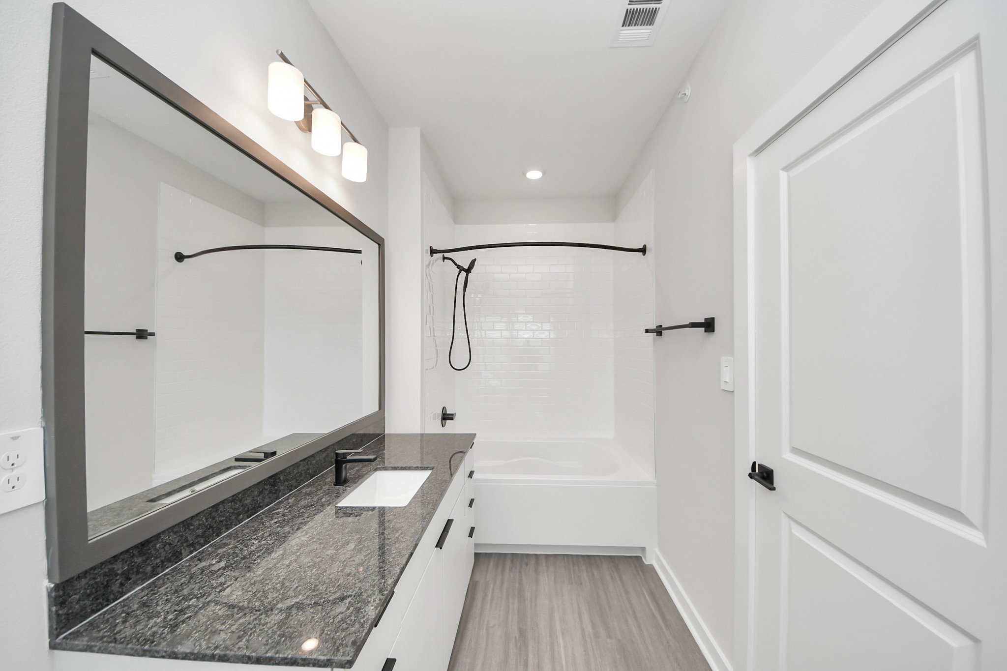 Primary Suite offers walk-closet,bath w/granite vanity&lux tub/shower.