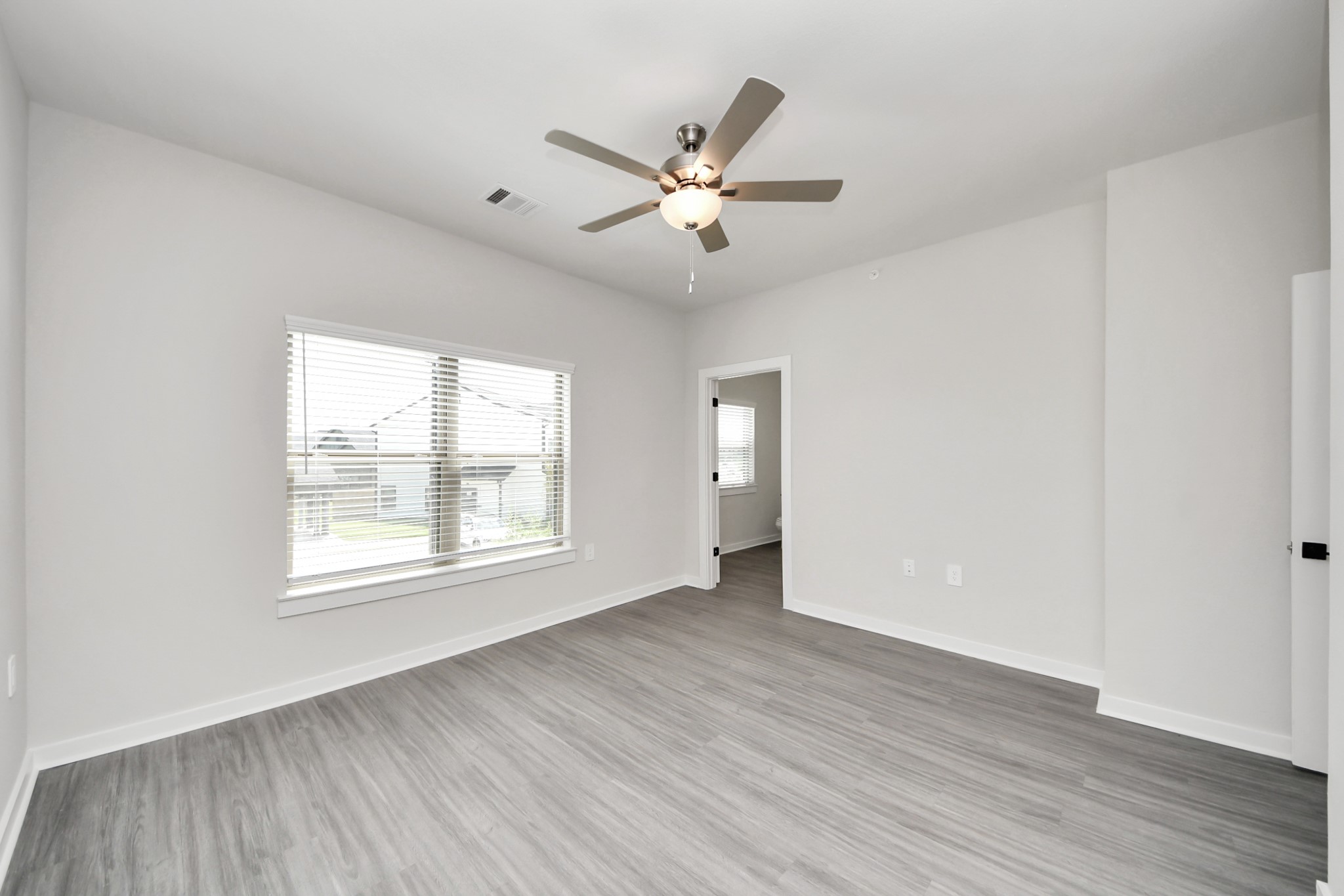 Primary Suite offers walk-closet,bath w/granite vanity&lux tub/shower.