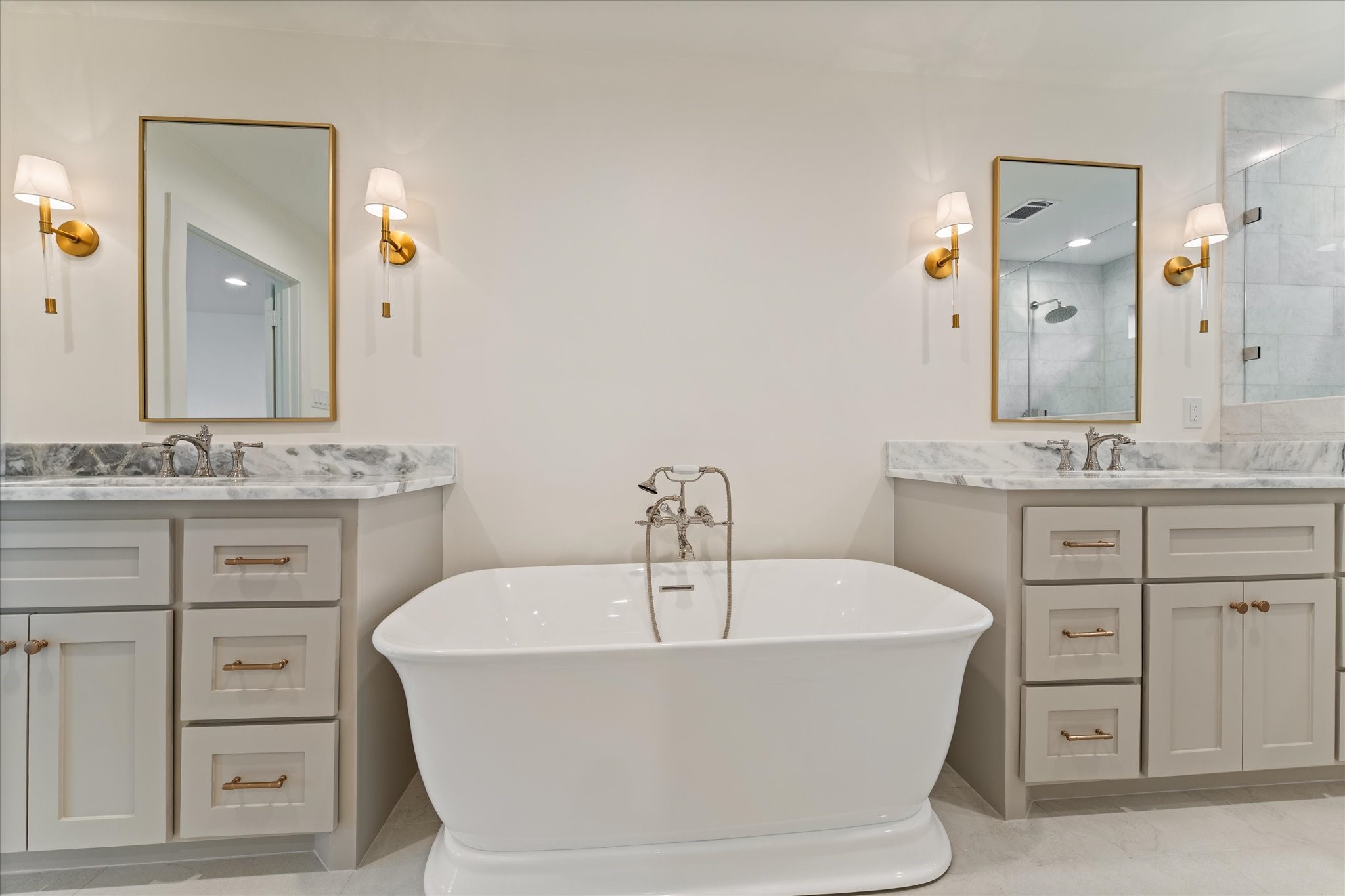 Soaking tub with double vanaity