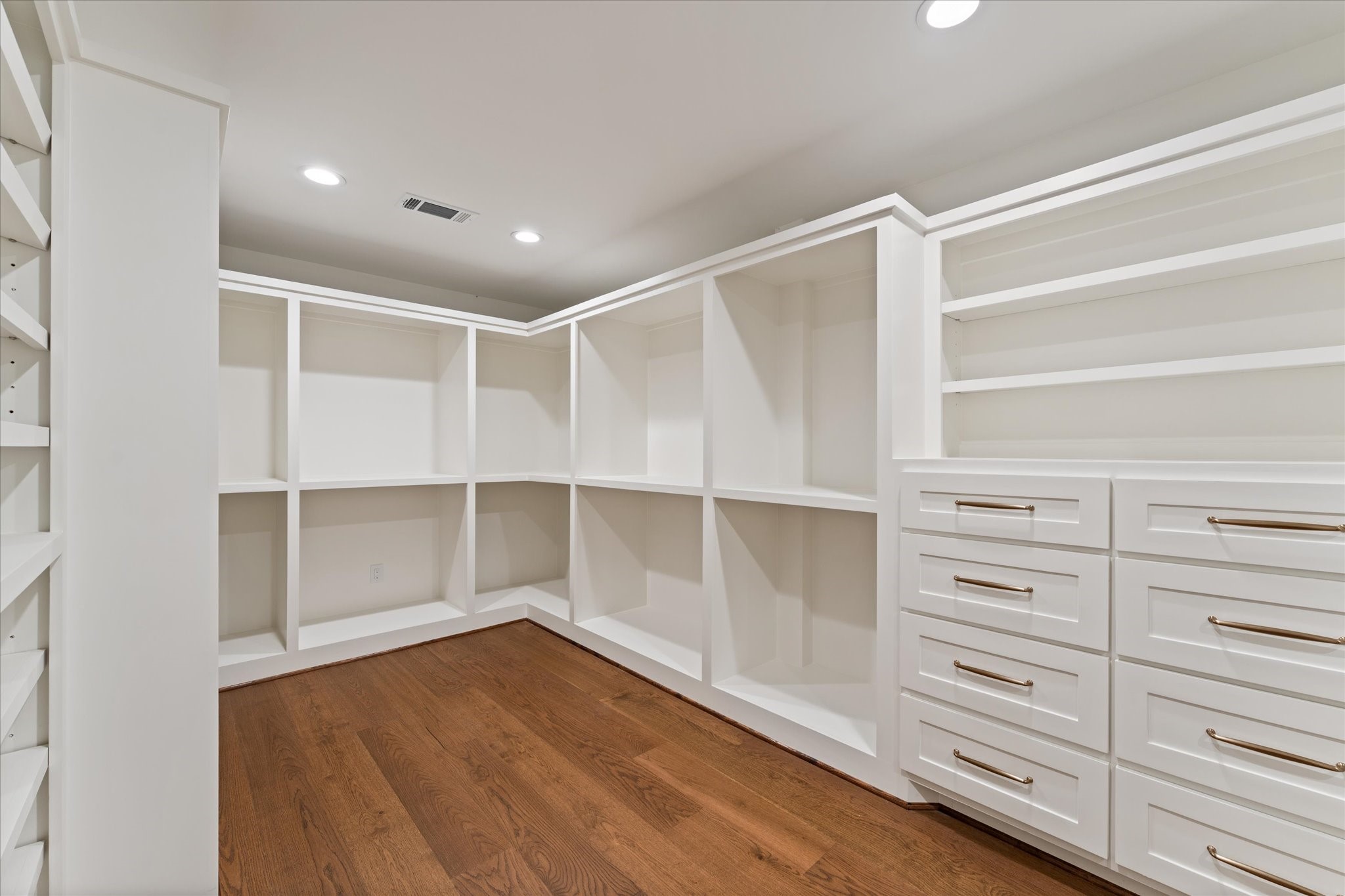Primary closet, the focused layout to maximize functionality