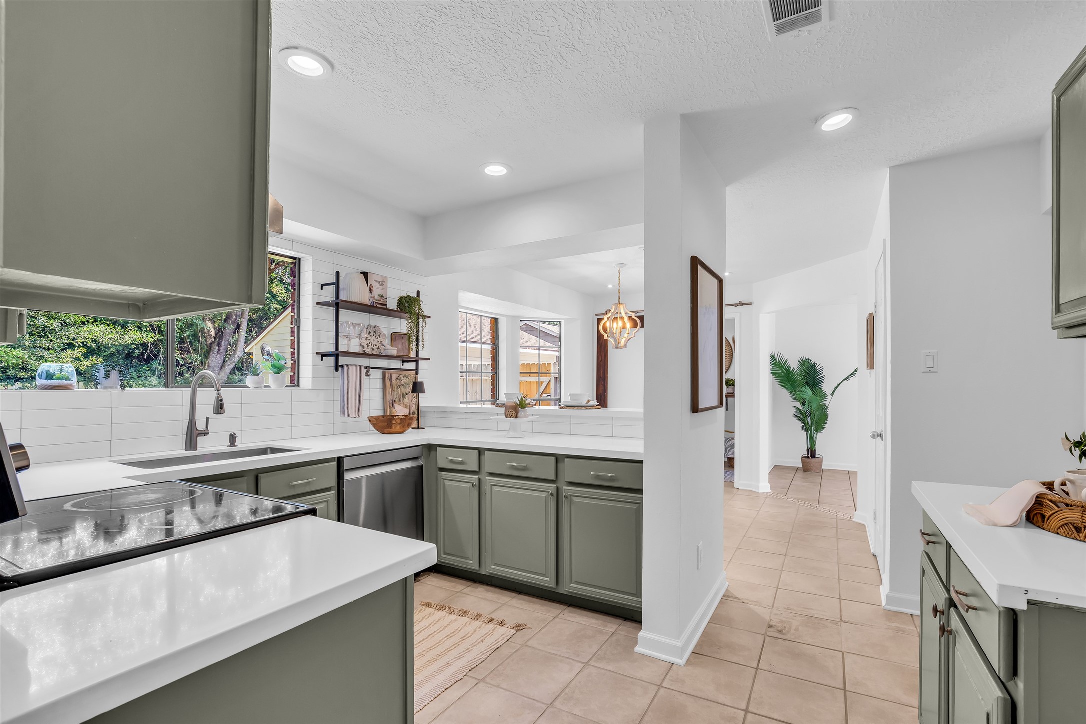 Updated kitchen offering functionality and everyday convenience. Updated kitchen offering functionality and everyday convenience.