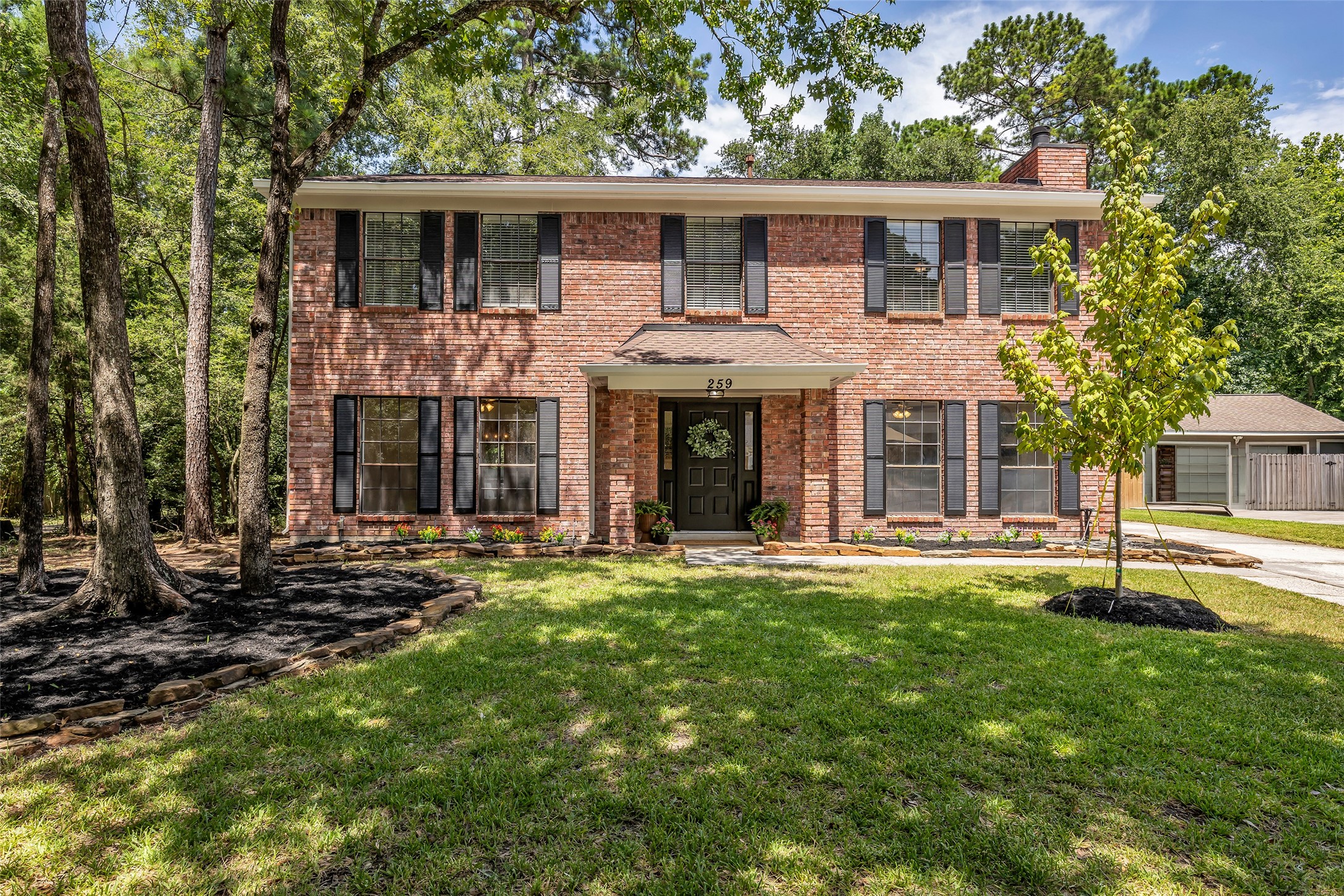 Welcome home to 259 E Rainbow Ridge, located in the heart of Woodlands Welcome home to 259 E Rainbow Ridge, located in the heart of Woodlands