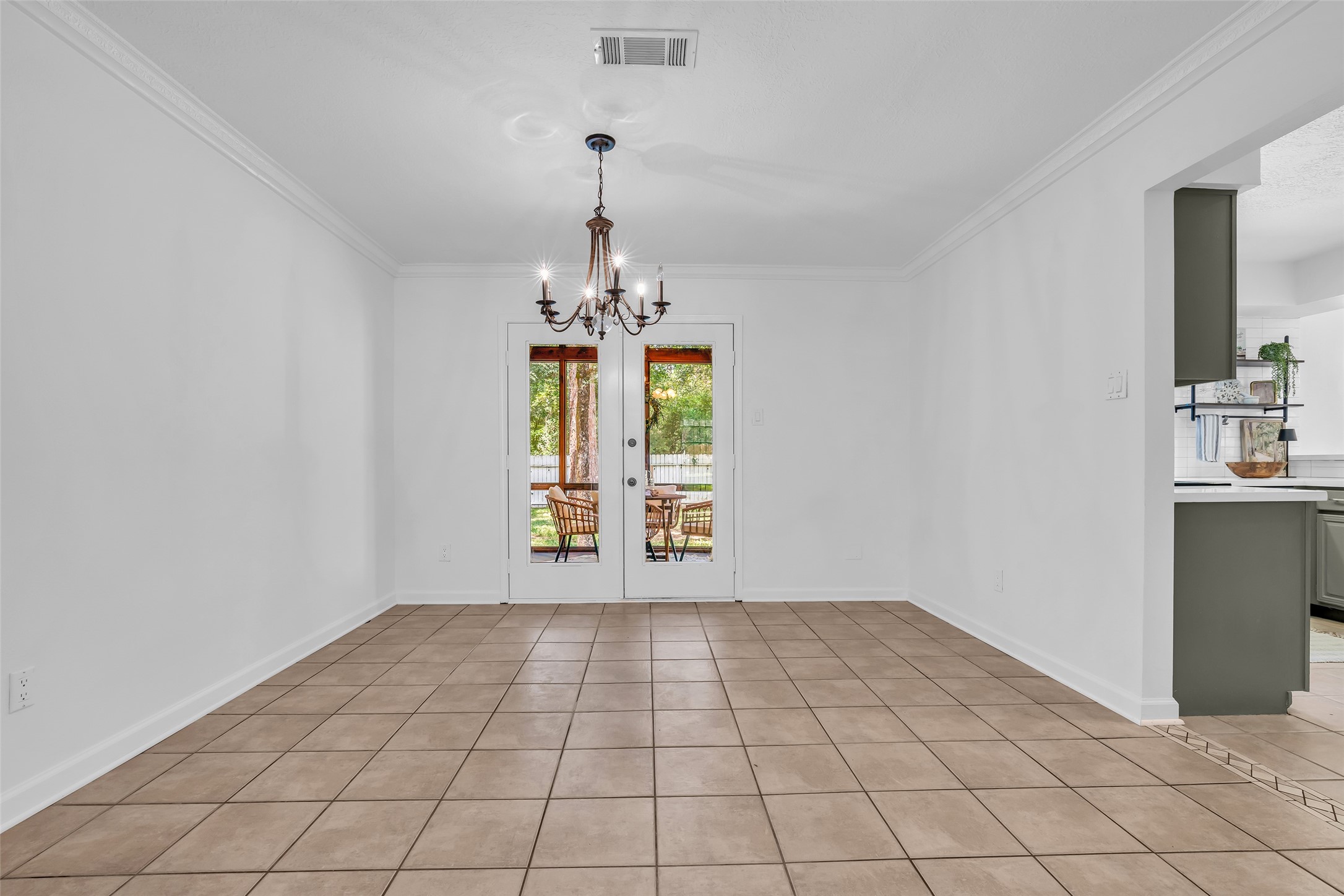 Dining room, ideal for gatherings and entertaining.