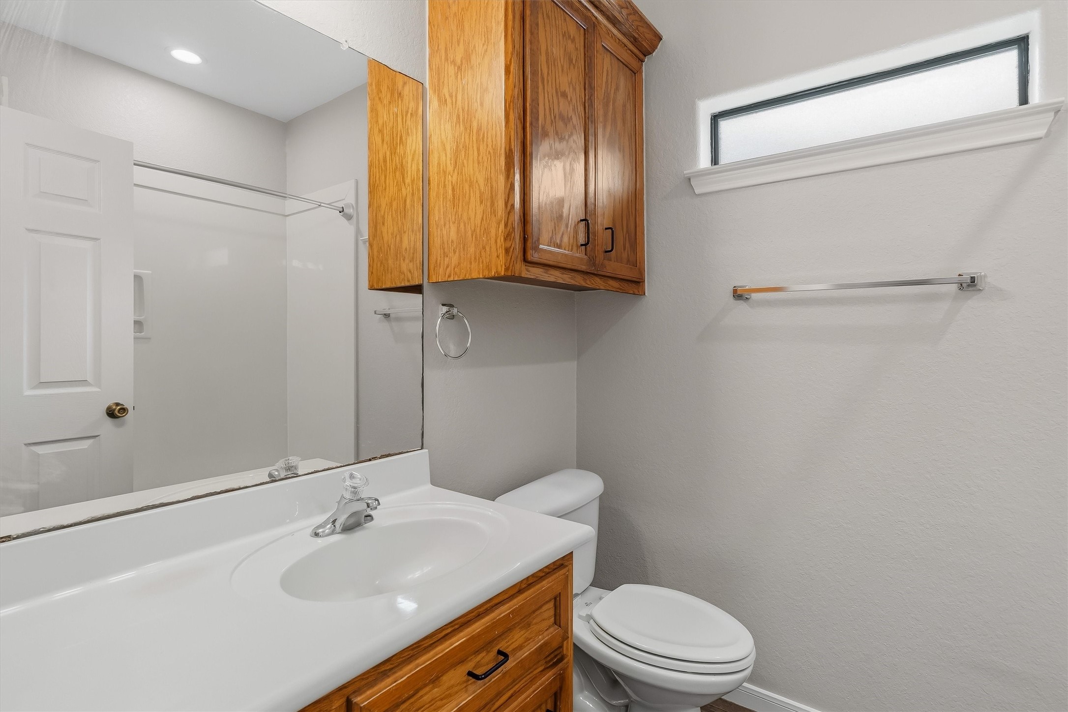 Primary en suite, extra counter space, tub/shower combo