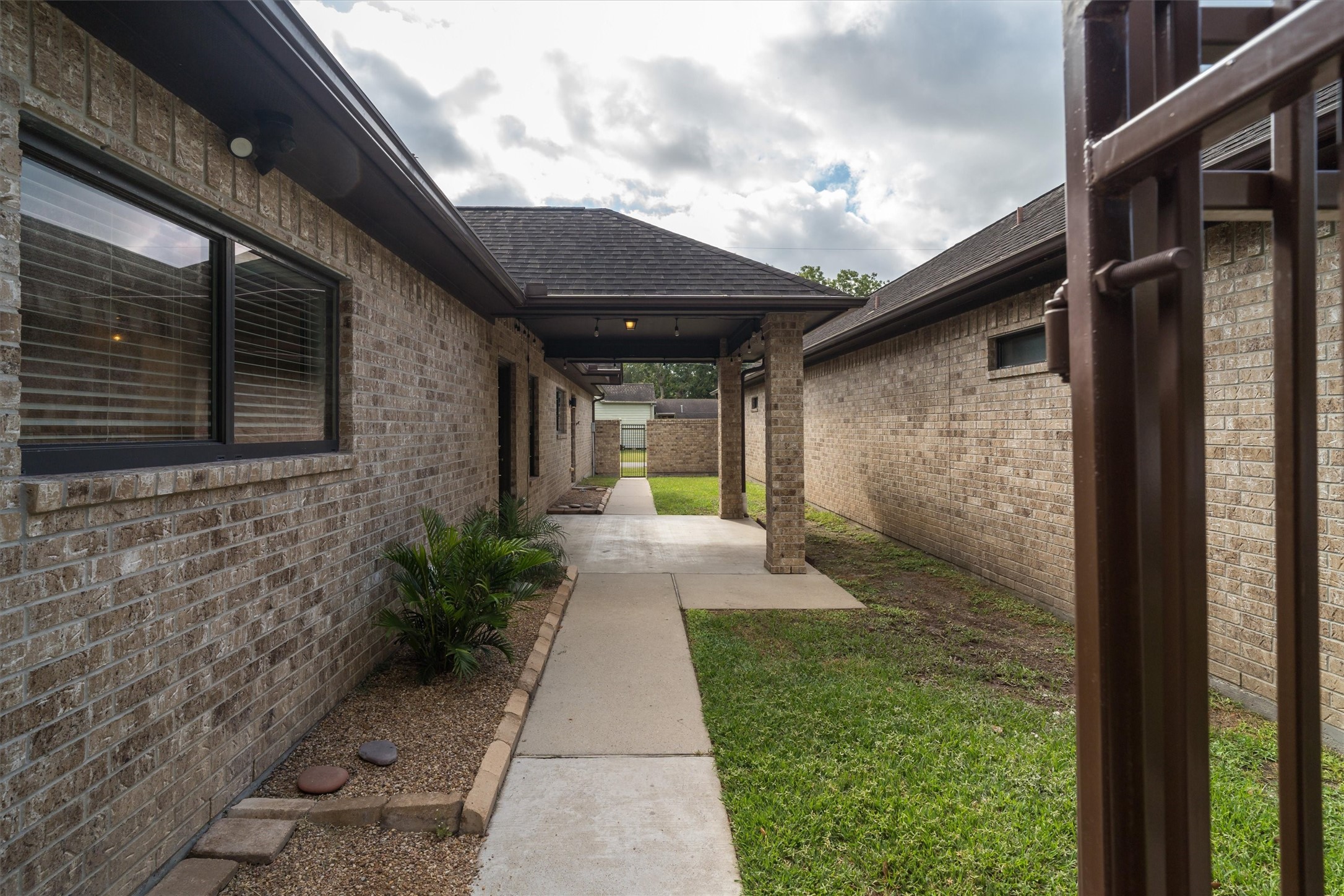 Front yard/private courtyard area