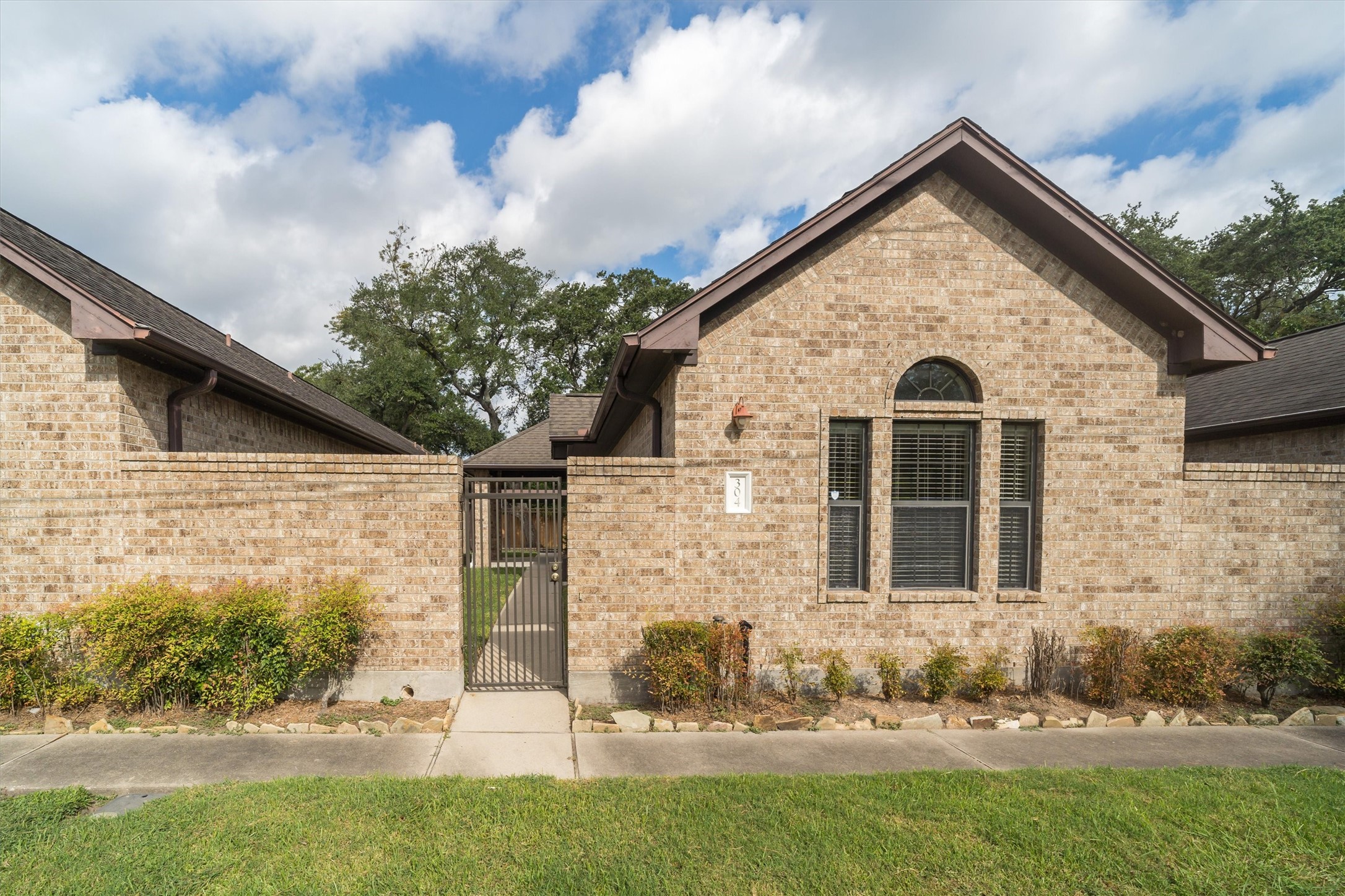 Adorable unit in this four plex available for lease.