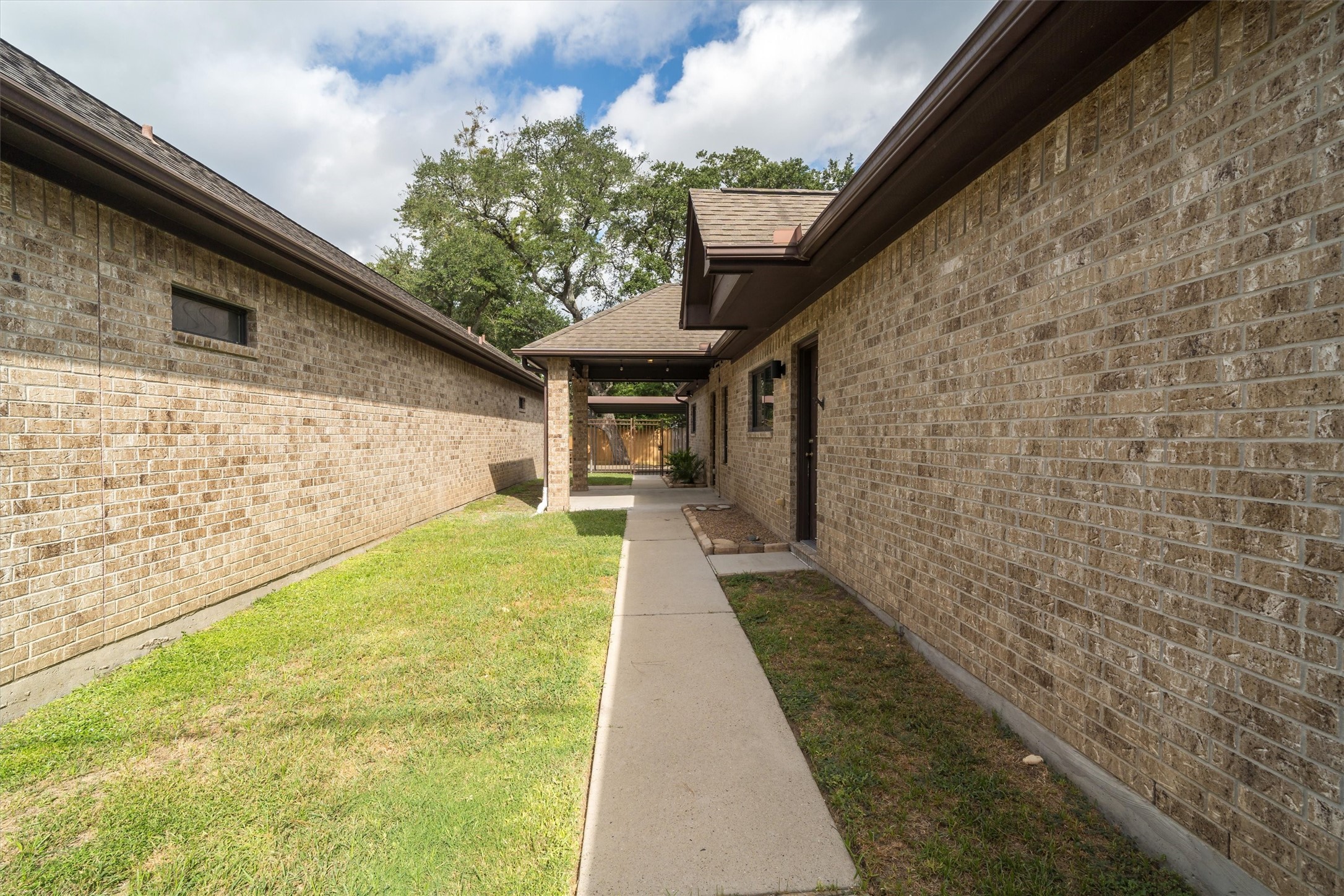 Front yard/private courtyard area