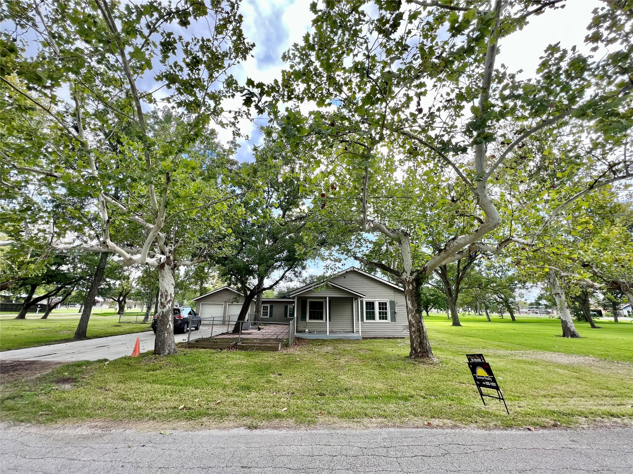 This is a nice home in the heart of Santa Fe at a reasonable price on one of the prettiest oversized corner lots around with "city services" so you don't even have to worry about well and septic issues.  Book your appointment soon!