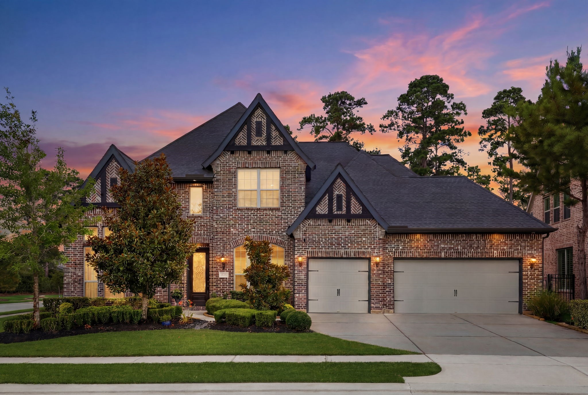 Hard to find privacy! Only one neighbor to the right, no rear neighbhors! Hard to find privacy! Only one neighbor to the right, no rear neighbhors!