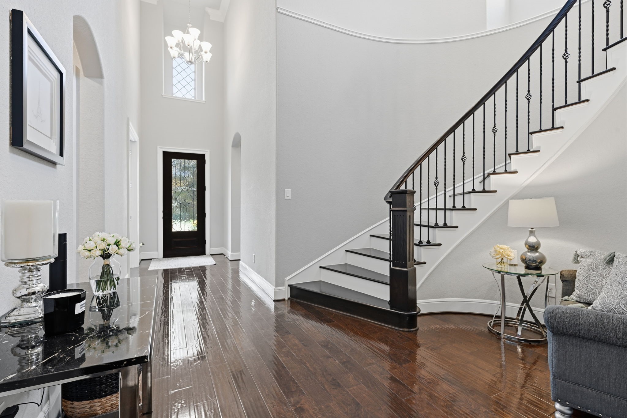 Stunning foyer with curved staircase. Stunning foyer with curved staircase.