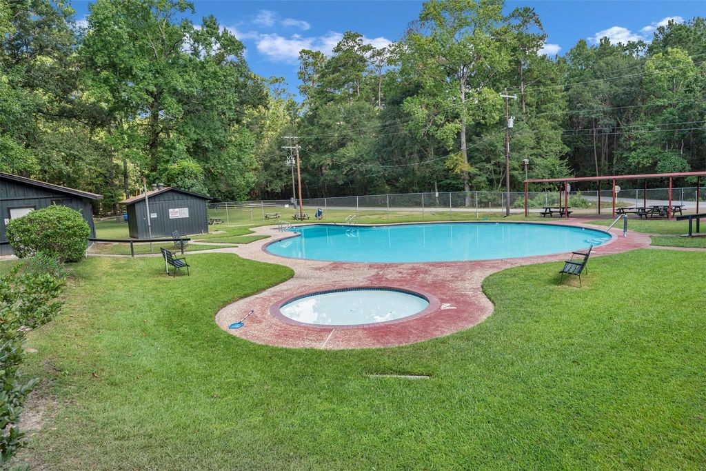 15734 Holly Dr, Montgomery, TX 77356