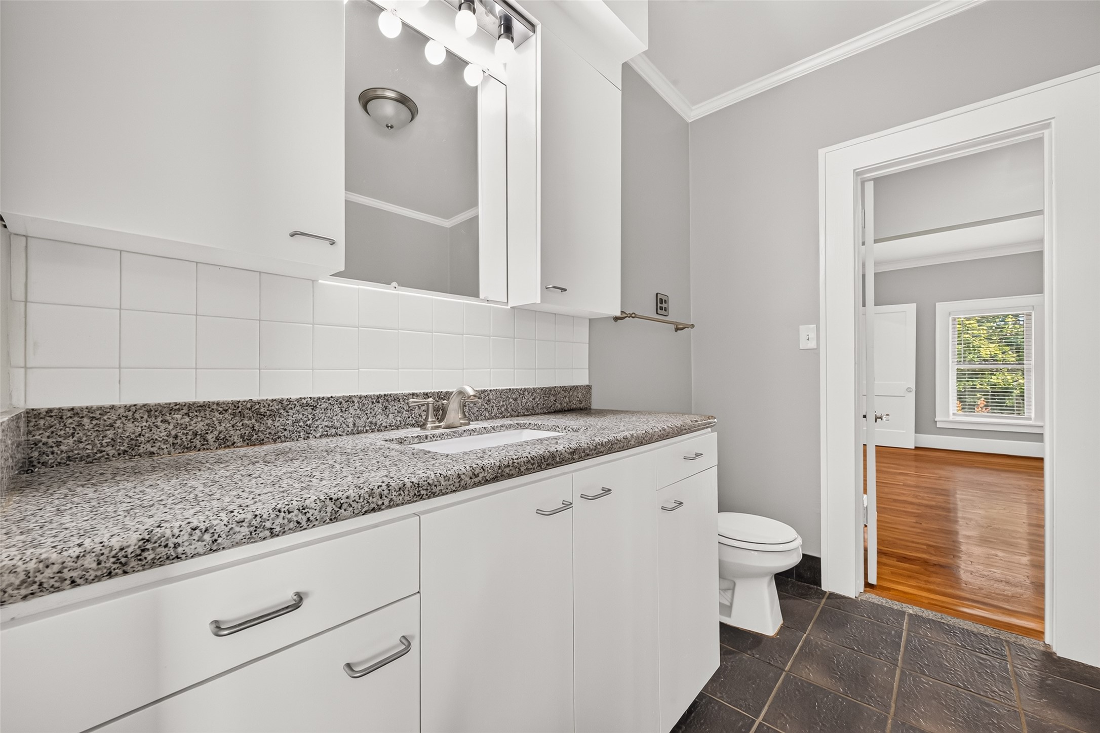 2nd Floor Full Bathroom 2