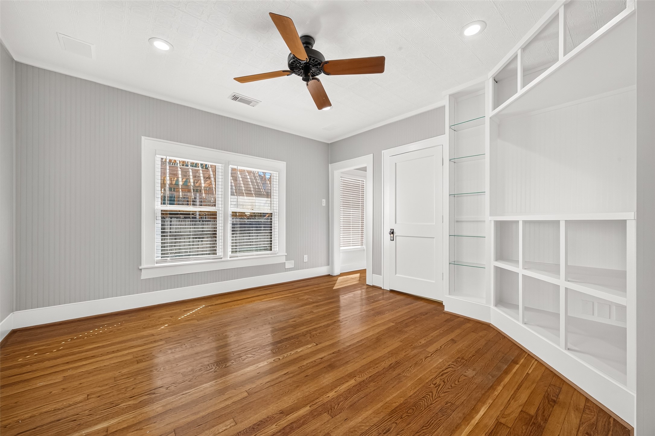 Downstairs Bedroom / Entertainment Room / Study