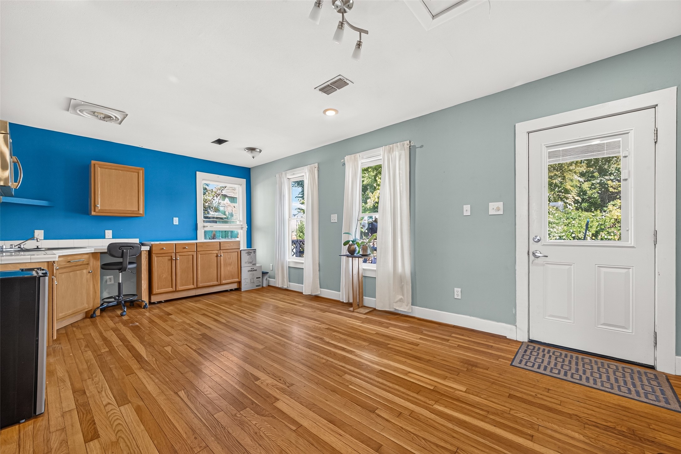 Garage Apartment Living Room with Full Kitchen