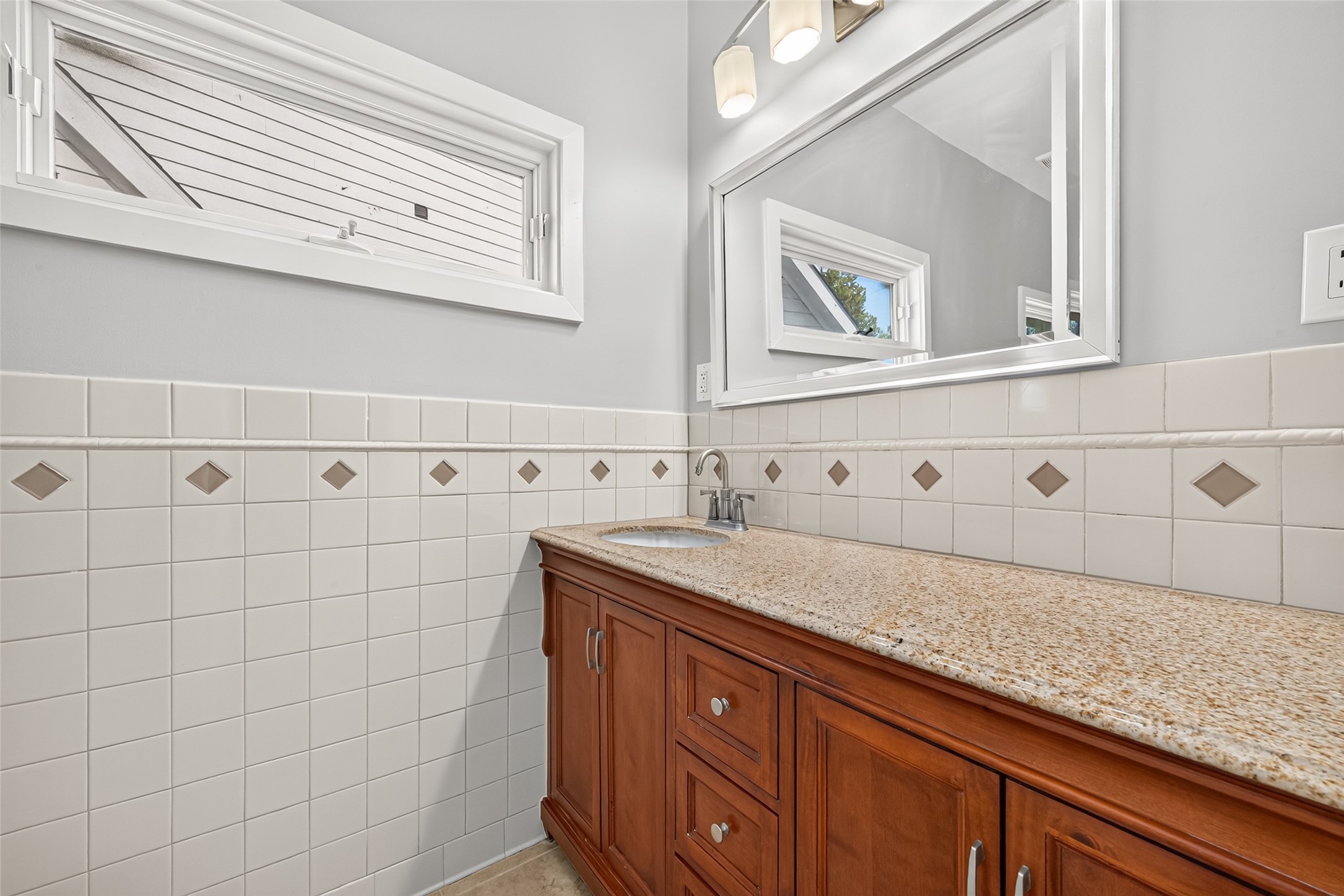 2nd Floor Full Bathroom 1