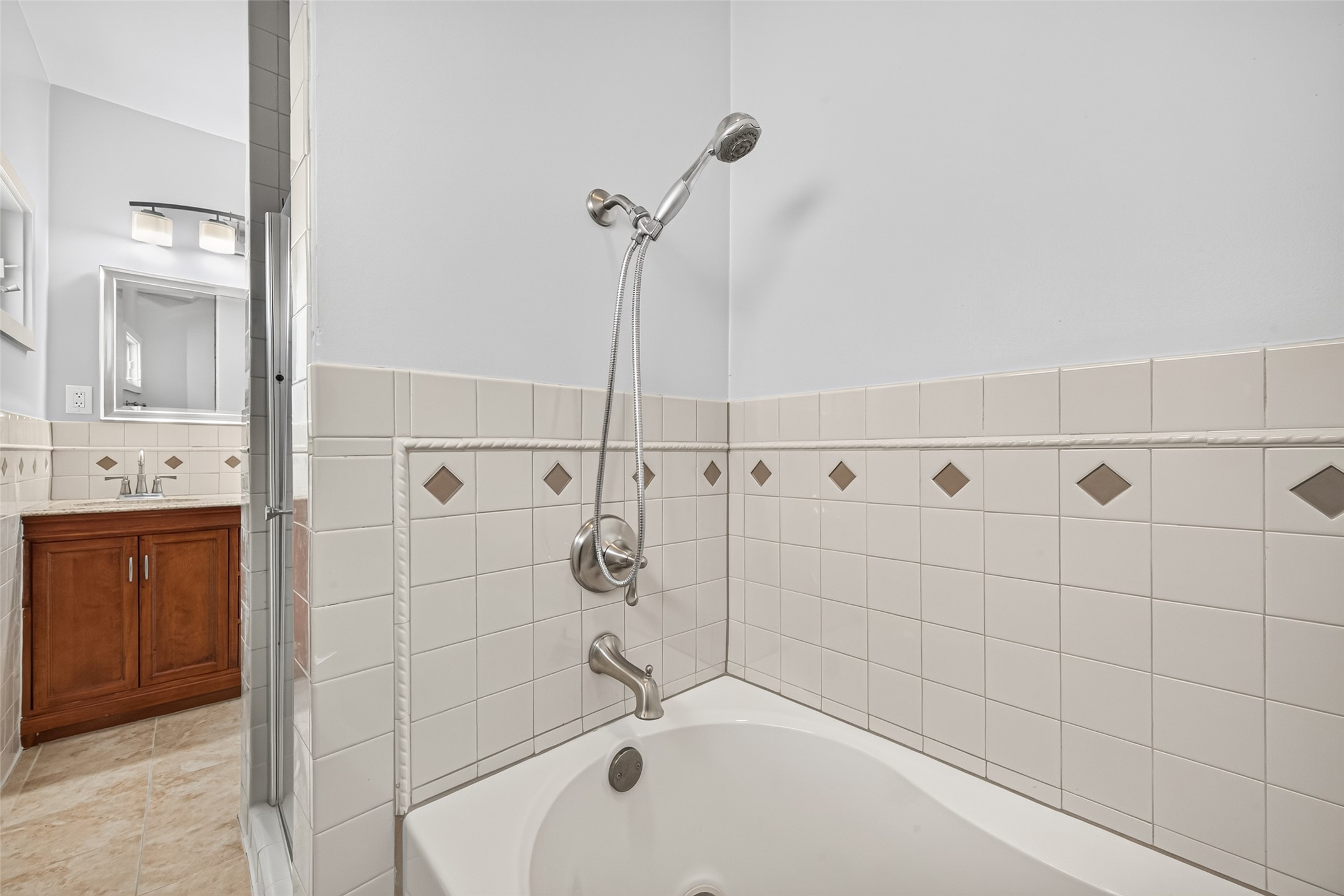 2nd Floor Full Bathroom 1