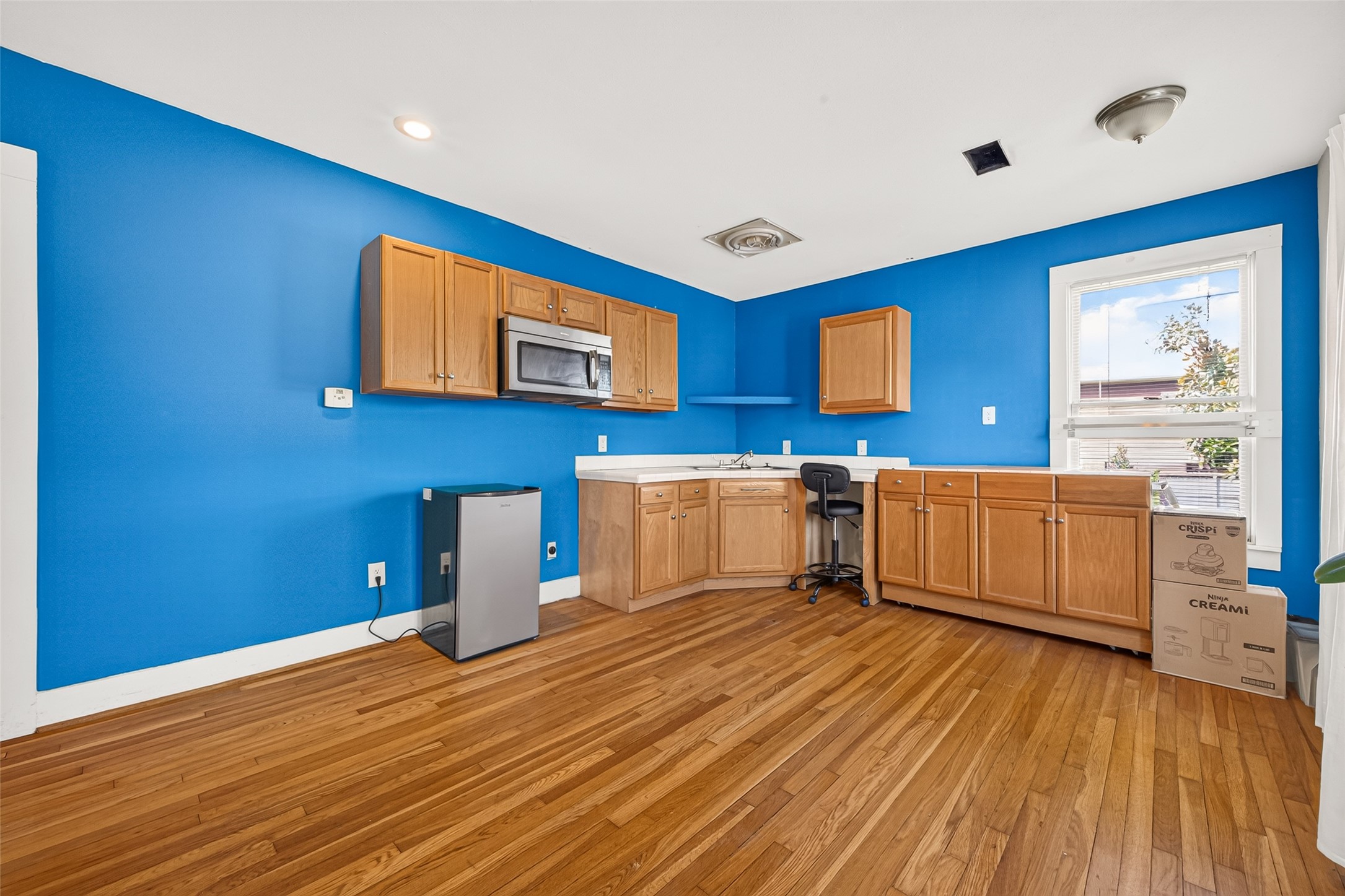 Garage Apartment Living Room with Full Kitchen