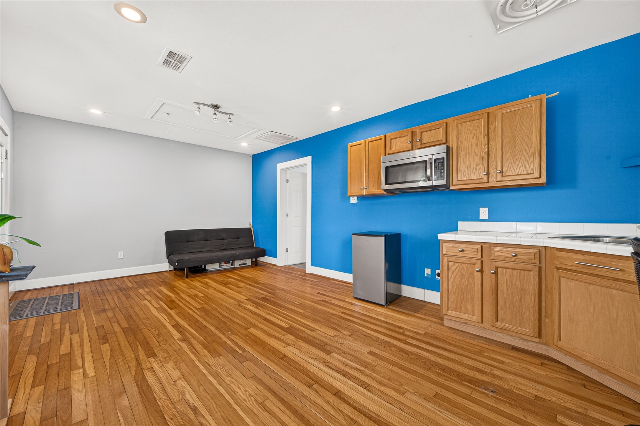 Garage Apartment Living Room with Full Kitchen