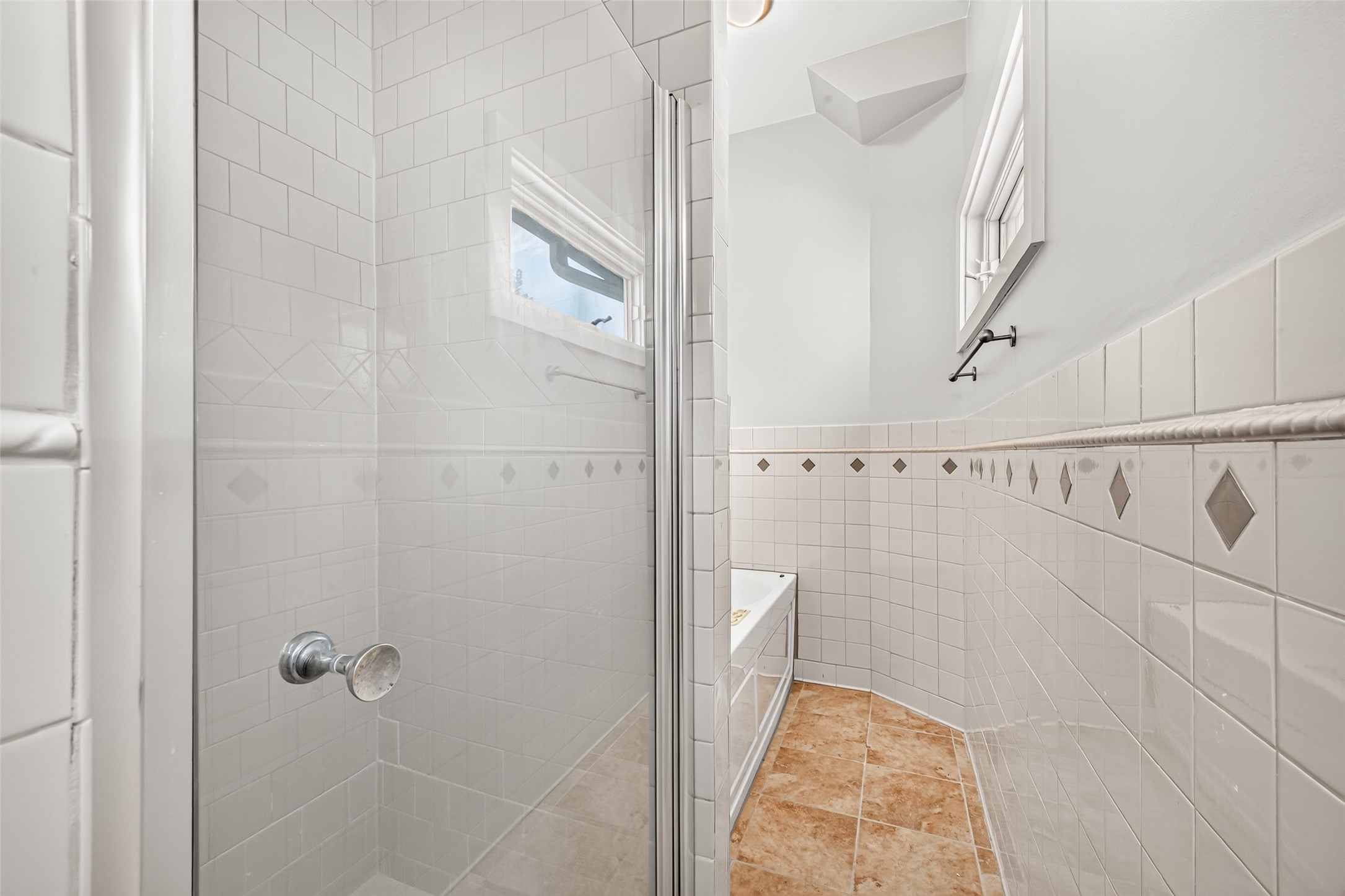 2nd Floor Full Bathroom 1