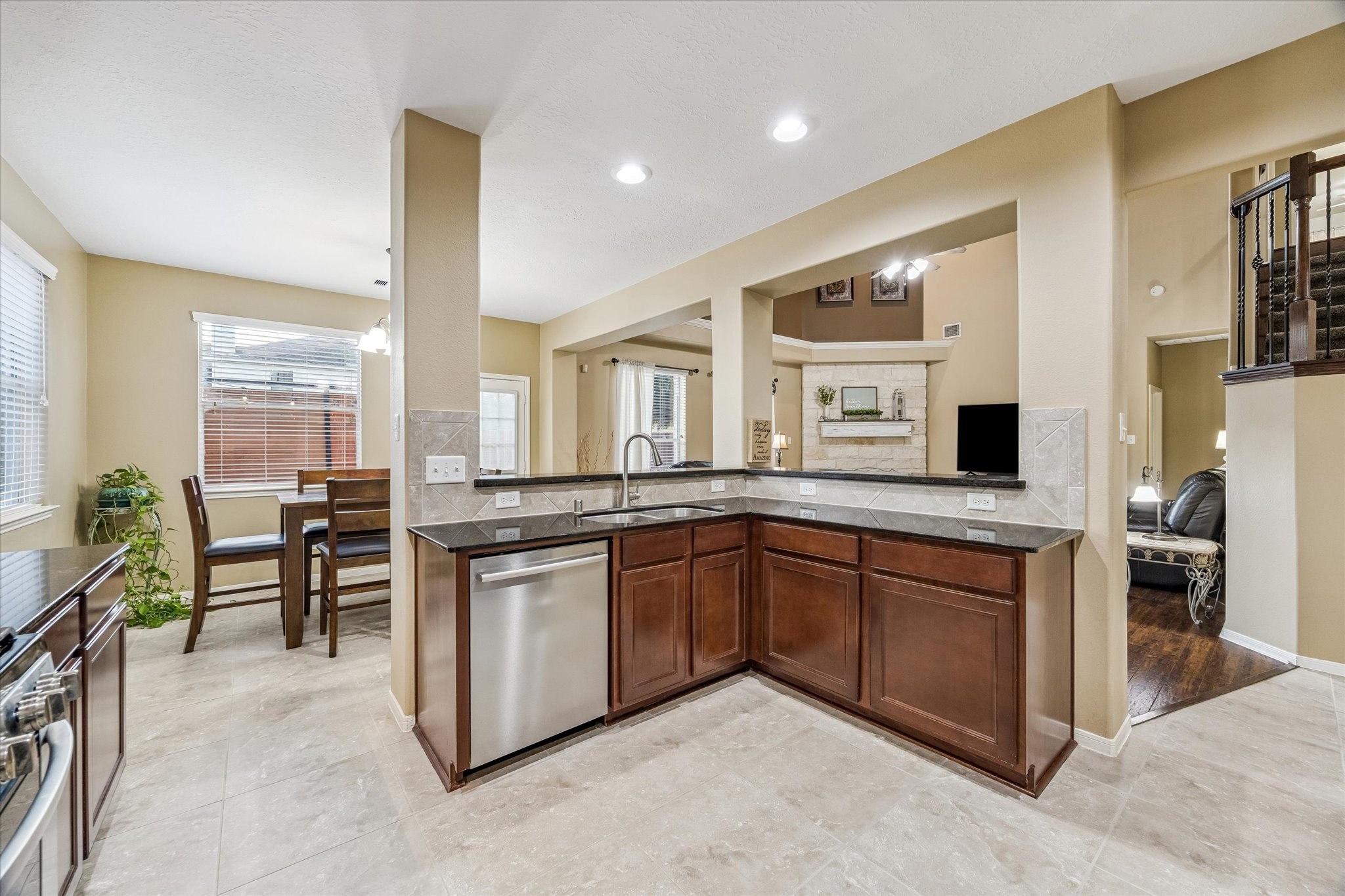 2209 Tracy Way, Deer Park, TX 77536