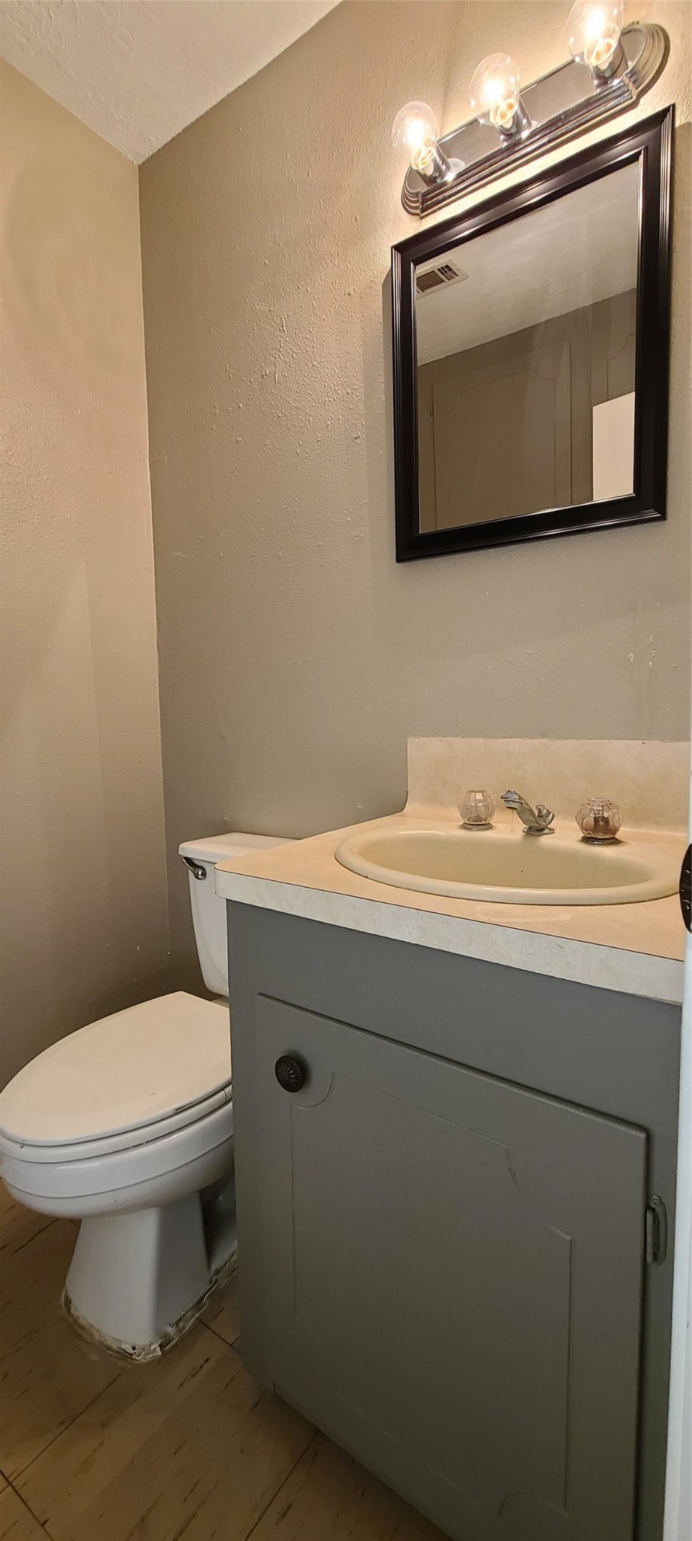Half Bath off Primary Bedroom Half Bath off Primary Bedroom