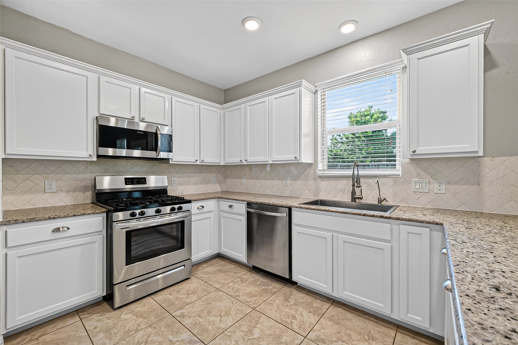 Gas Oven, Microwave and dishwasher, reverse osmosis under sink.