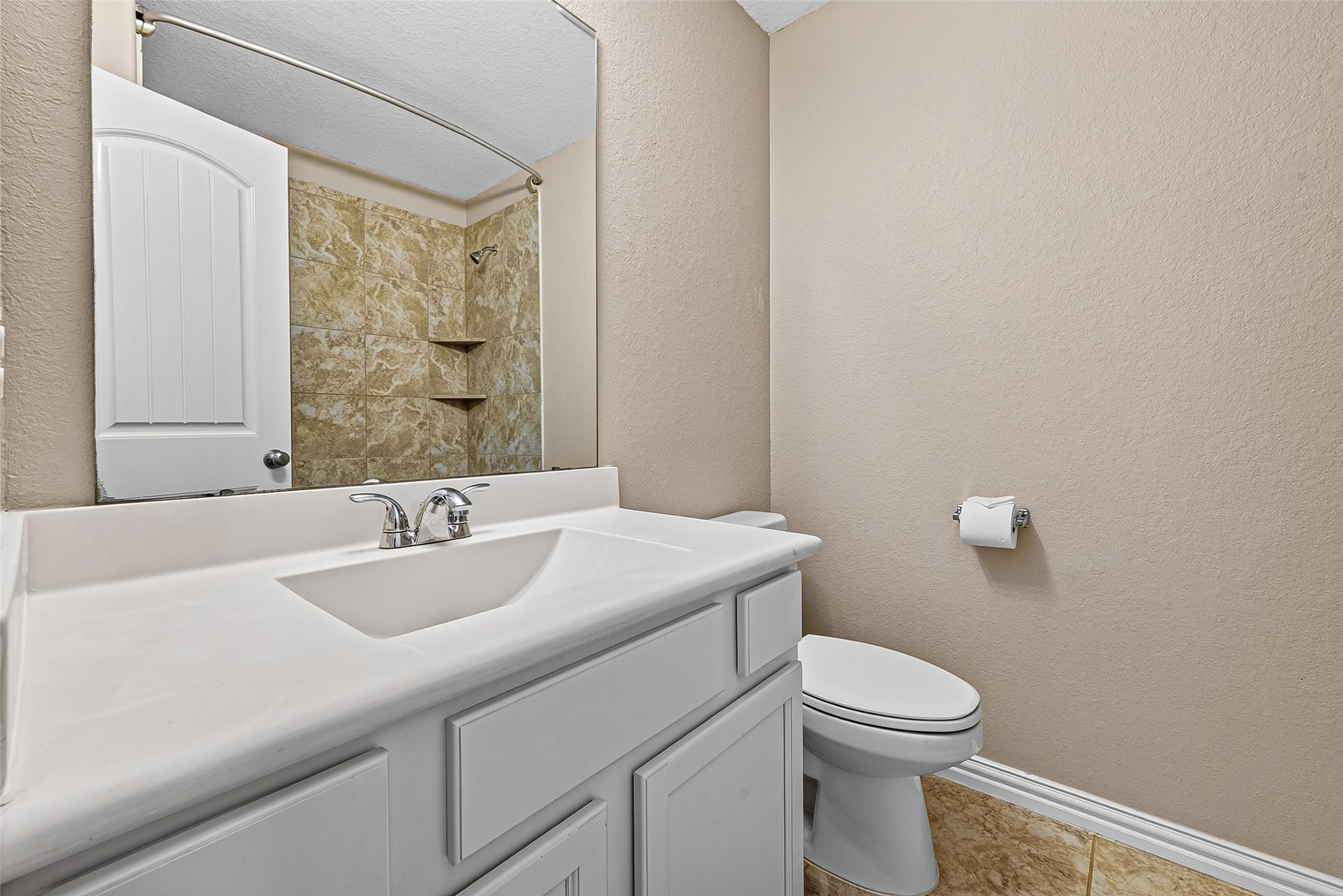 Upstairs Full Bathroom