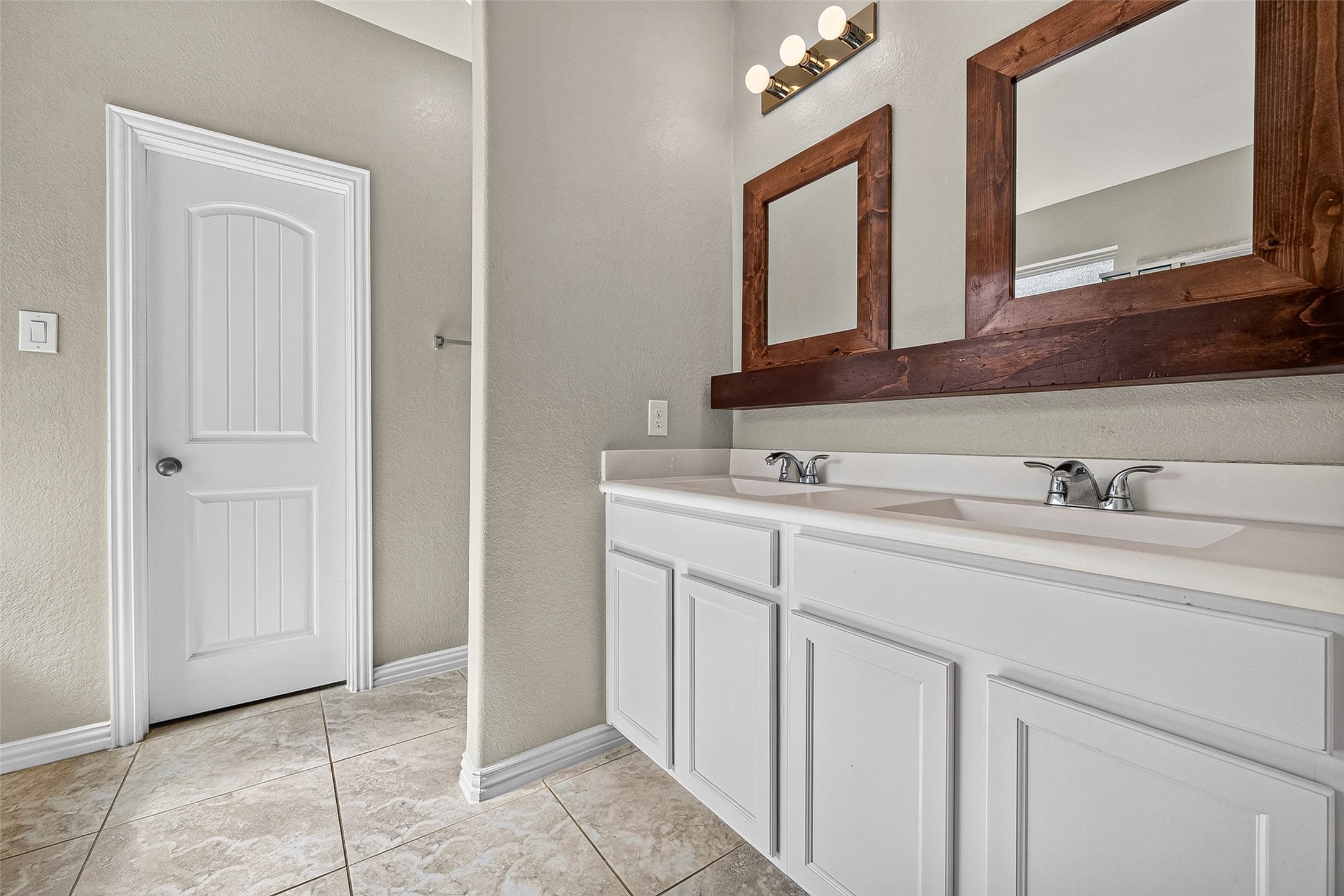 Double Sinks, door to walk in closet