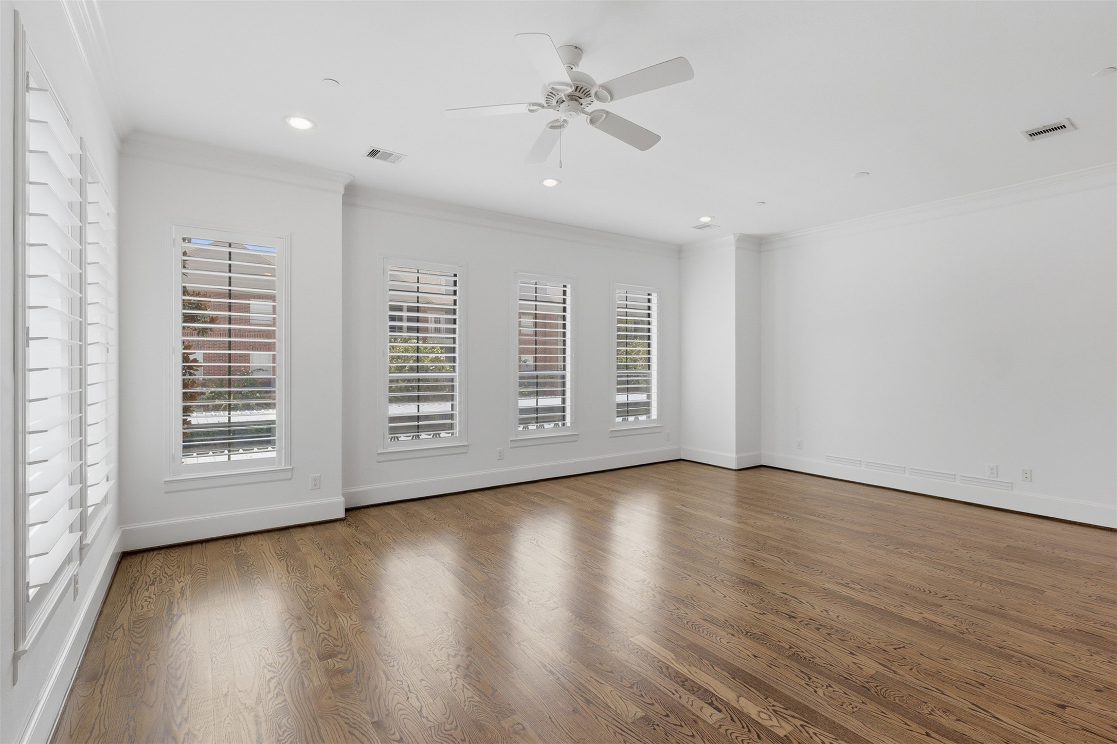 Corner Unit provides extra windows and light. Corner Unit provides extra windows and light.