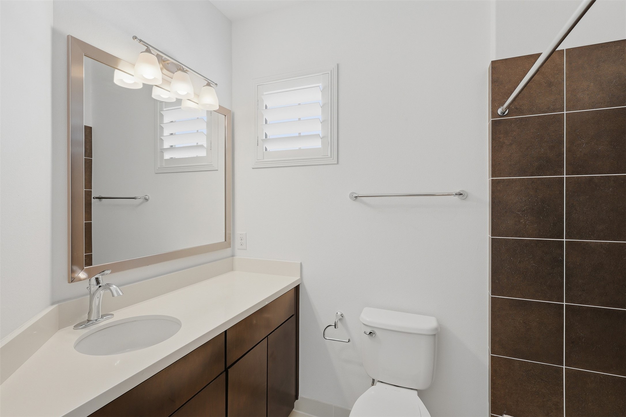 Secondary bathroom with shower/tub combo.