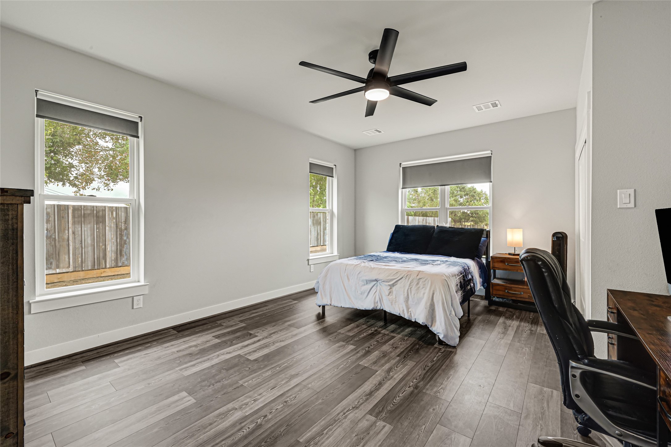 Secondary bedroom with en-suite bath