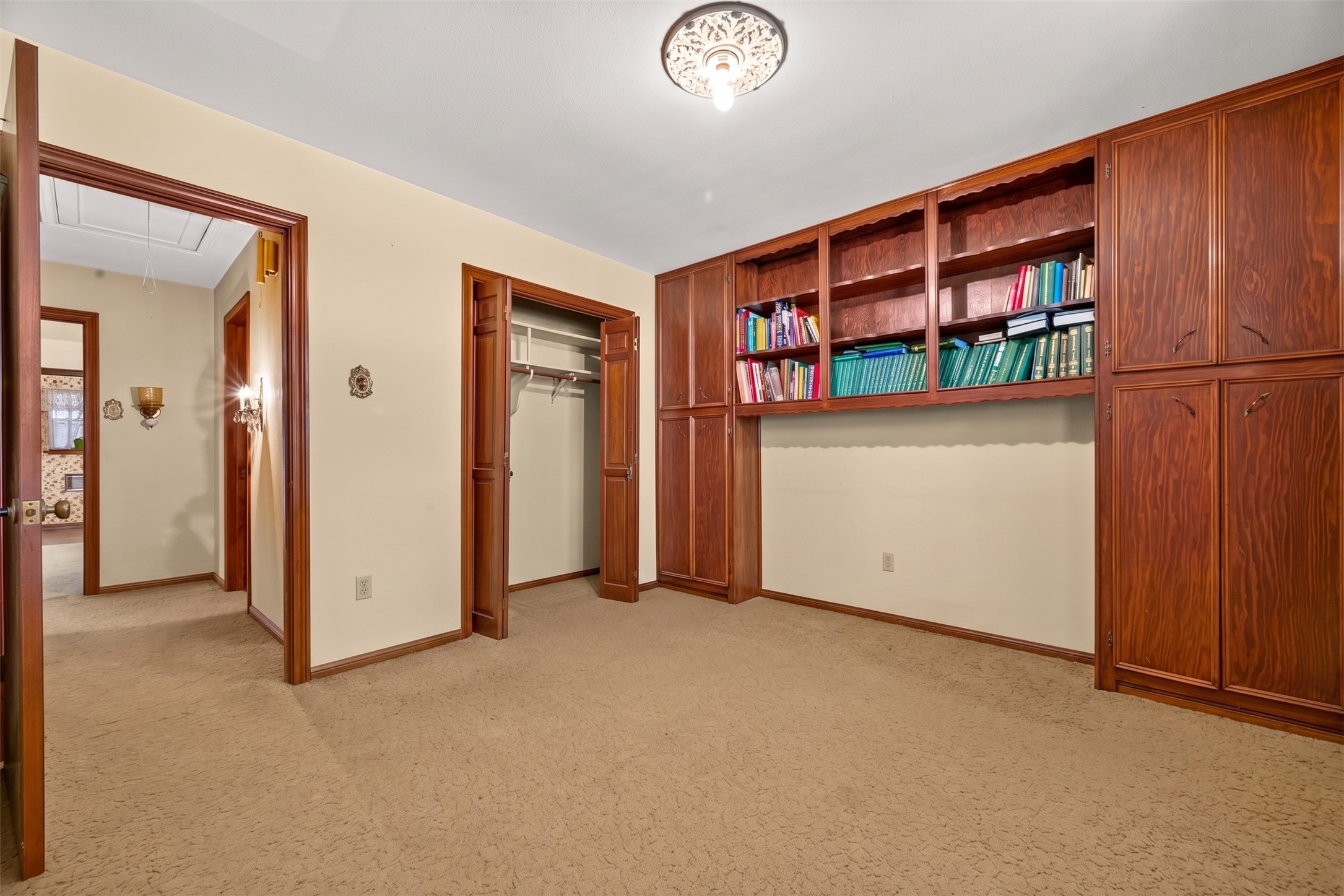 Large secondary bedroom.