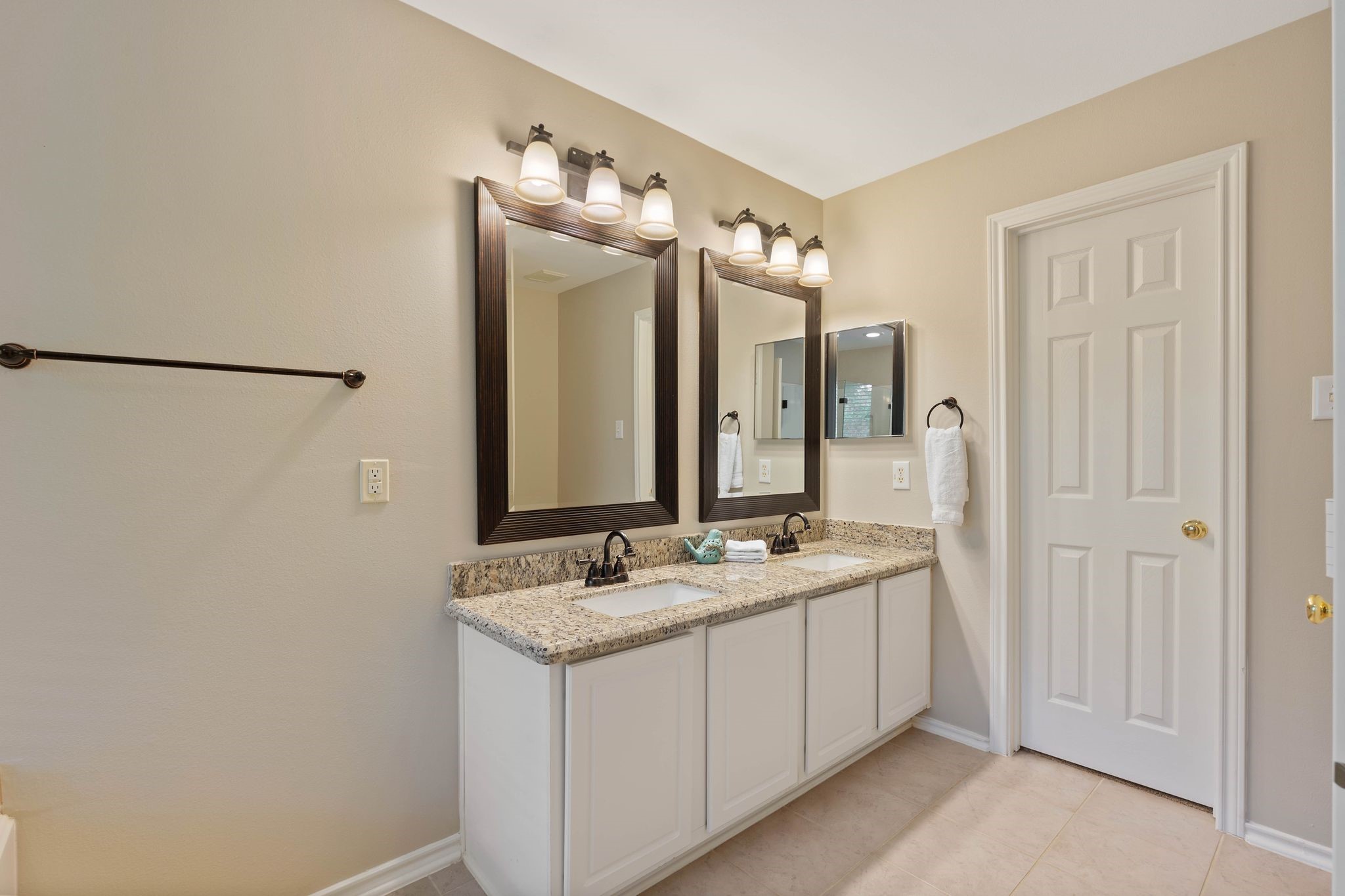 double sinks, spacious master, pristine clean